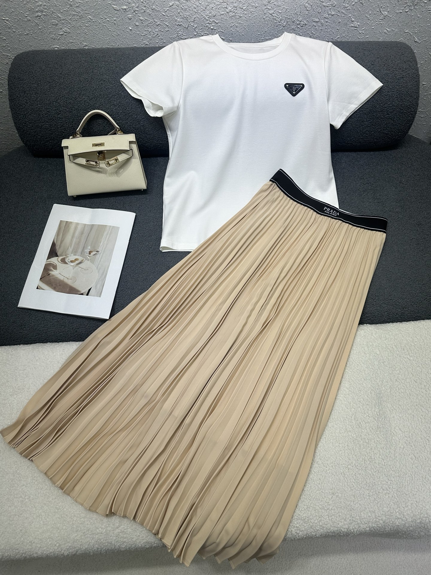 NO:839018,Prada*2026 new summer suit, round neck short-sleeved T-shirt, accordion pleated long skirt, classic triangle logo decoration on the chest, letter ribbon decoration on the waist of the skirt, the fabric feels soft and comfortable, the version is versatile and slimming, single color SMLXL,, prada, skirts, T-shirt, tees, t-shirt,19860909Prada*2026夏季新款套装 圆领短袖T恤风琴褶皱长裙 胸前经典三角标装饰 半裙腰头拼接字母织带装饰 面料手感柔软舒适 版型百搭显瘦 单色SMLXL,,prada,skirts,T-shirt,tees，t-shirt,,Women's clothing