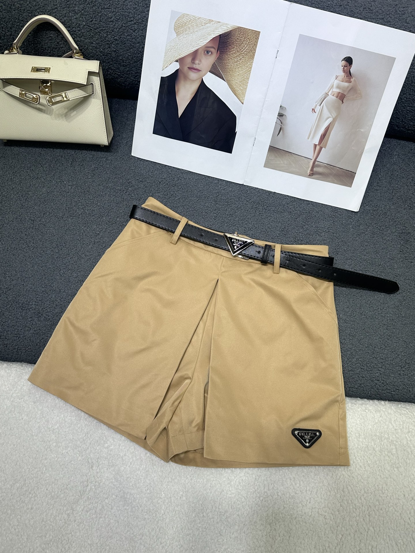 NO:838998,Prada*2026 new summer short culottes. Classic triangle logo decoration in the lower corner. Matched with a customized belt. The pleated design on the front hides the flesh and shows the length of the legs. It has a sense of design. The fabric is quite wide and stylish. Two-color SML, prada, skirts,19860909Prada*2026夏季新款短款裤裙 下角经典三角标装饰 搭配定制腰带 前片做压褶设计藏肉显腿长极具设计感 面料挺阔有型 两色SML,,prada,skirts,,Women's clothing