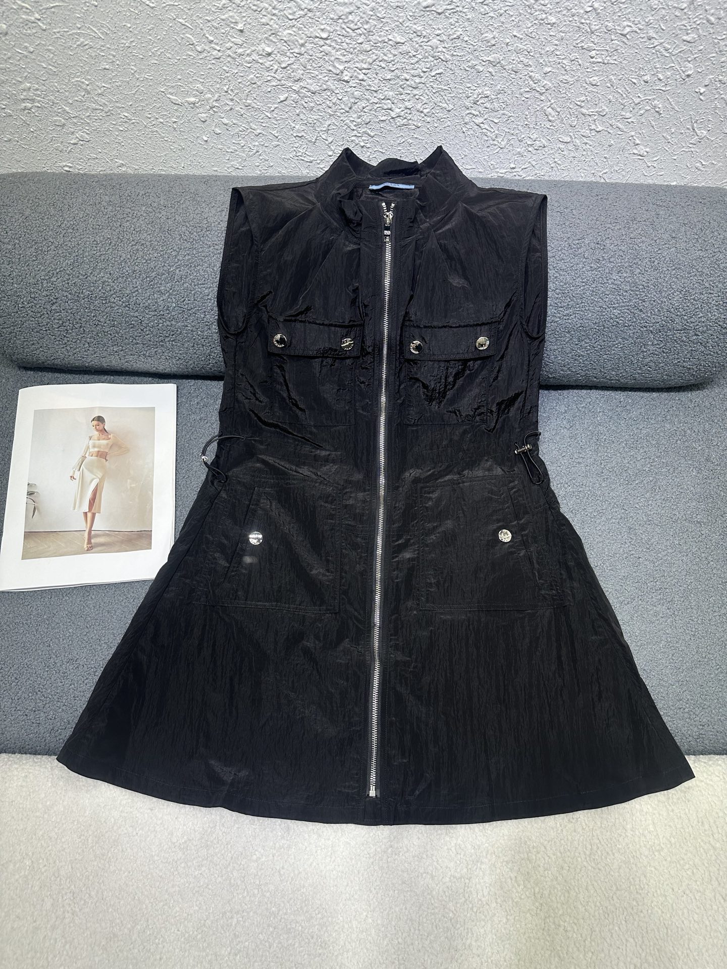 NO:839008,Prada*2026 new summer style stand collar sleeveless dress. Four pockets are decorated on the front. Classic triangle logo decoration on the back. Drawstring design at the waist to adjust the elasticity of the waist. The fabric is light and comfortable. Two-color SML, prada, skirts,19860909Prada*2026夏季新款立领无袖连衣裙 前片四处口袋装饰 后背经典三角标装饰 腰部处做抽绳设计可调节腰部松紧 面料轻薄舒适 两色SML,,prada,skirts,,Women's clothing
