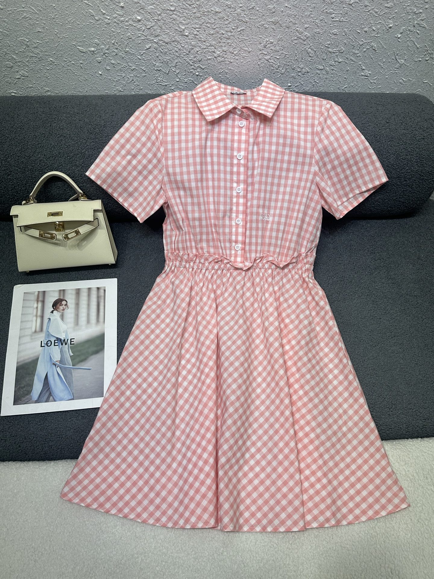 NO:839028,Loewe*2026 new summer style lapel short-sleeved dress. Pattern embroidery decoration on the waist. Elastic elastic design on the waist. All-over plaid fabric reduces age and attracts attention. Loose and comfortable version. Monochrome SML,,loewe,skirts,T-shirt,19860909Loewe*2026夏季新款翻领短袖连衣裙 腰部处图案刺绣装饰 腰部做橡筋松紧设计 通体格纹面料减龄吸睛 版型宽松舒适 单色SML,,loewe,skirts,T-shirt,,Women's clothing