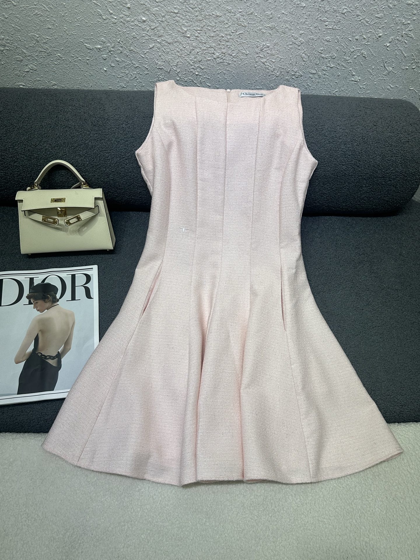 NO:839038,Dior*2026 new summer sleeveless dress. Classic little bee embroidery embellishment on the waist. Zipper design on the back. Pinch waist design to slim the waist and make it full of sophistication. Monochrome SML,,dior,skirts,19860909Dior*2026夏季新款无袖连衣裙 腰部处经典小蜜蜂刺绣点缀装饰 后背做拉链设计 腰部做掐腰设计收腰显瘦精致感十足 单色SML,,dior,skirts,,Women's clothing