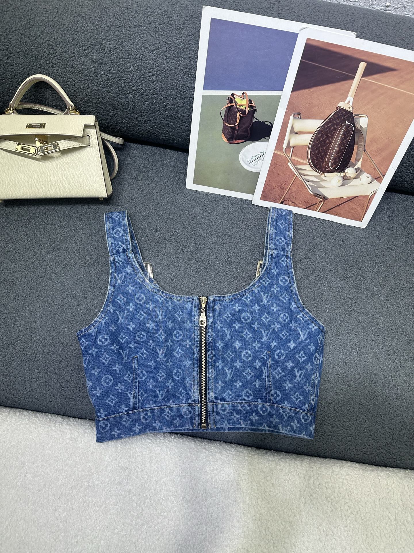 NO:839052,Louis Vuitton*2026 new summer denim short vest, all-over denim presbyopia logo printed fabric, zipper design on the back, custom steel stamped logo metal buckle head/zipper head matching, shoulder straps with adjustable length, solid color SML,, louis vuitton,19860909Louis Vuitton*2026夏季新款牛仔短款背心 通体牛仔老花logo印花面料 后背做拉链设计 定制钢印logo金属扣头/拉链头搭配 肩带可调节长度 单色SML,,louis vuitton,,Women's clothing