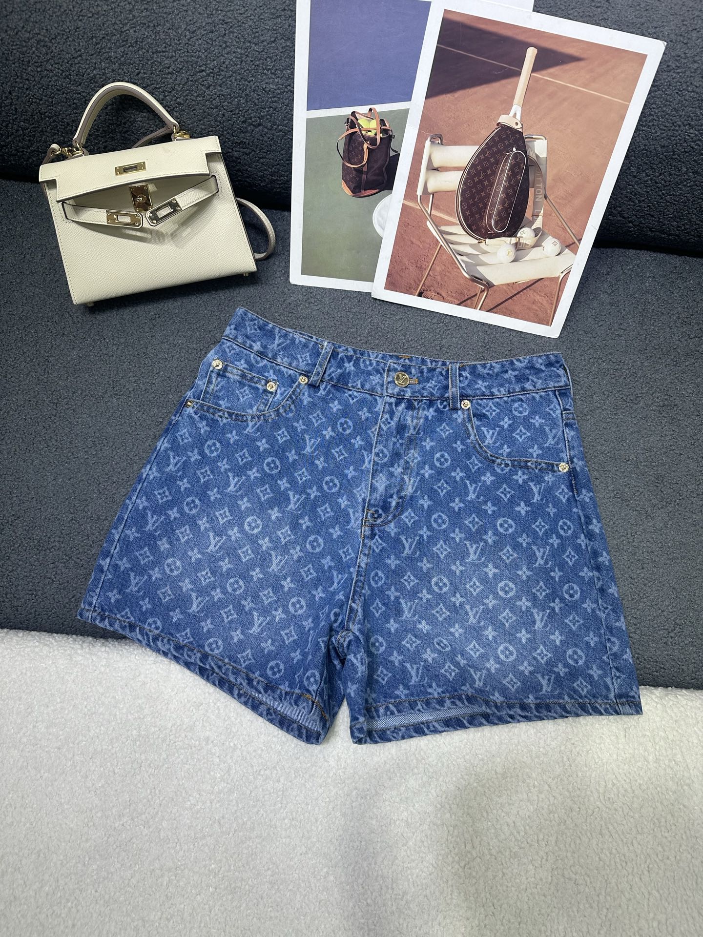NO:839047,Louis Vuitton*2026 new summer denim shorts. All-over denim presbyopic logo printed fabric. Customized metal logo buttons. Letter logo leather label decoration at the back waist. Slim version and versatile monochrome SML,, louis vuitton, shorts,19860909Louis Vuitton*2026夏季新款牛仔短裤 通体牛仔老花logo印花面料 定制金属logo纽扣搭配 后腰头处字母logo皮标装饰 版型显瘦百搭单色SML,,louis vuitton,shorts,,Women's clothing