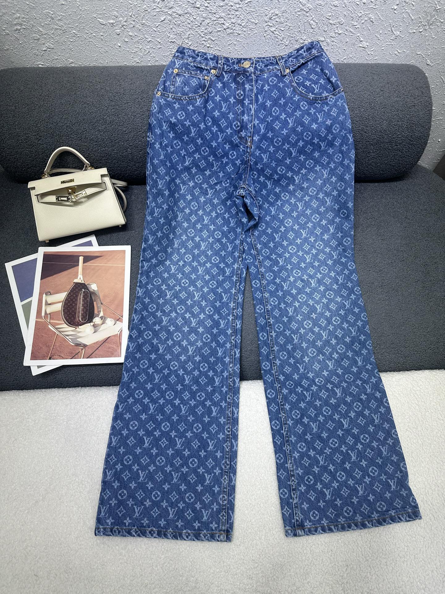 NO:839061,Louis Vuitton*2026 new summer denim trousers. All-over denim presbyopia logo printed fabric. Customized metal logo buttons. Letter logo leather label decoration at the back waist. The version is slim and versatile. Monochrome SML, Louis Vuitton,19860909Louis Vuitton*2026夏季新款牛仔长裤 通体牛仔老花logo印花面料 定制金属logo纽扣搭配 后腰头处字母logo皮标装饰 版型显瘦百搭 单色SML,,louis vuitton,,Women's clothing