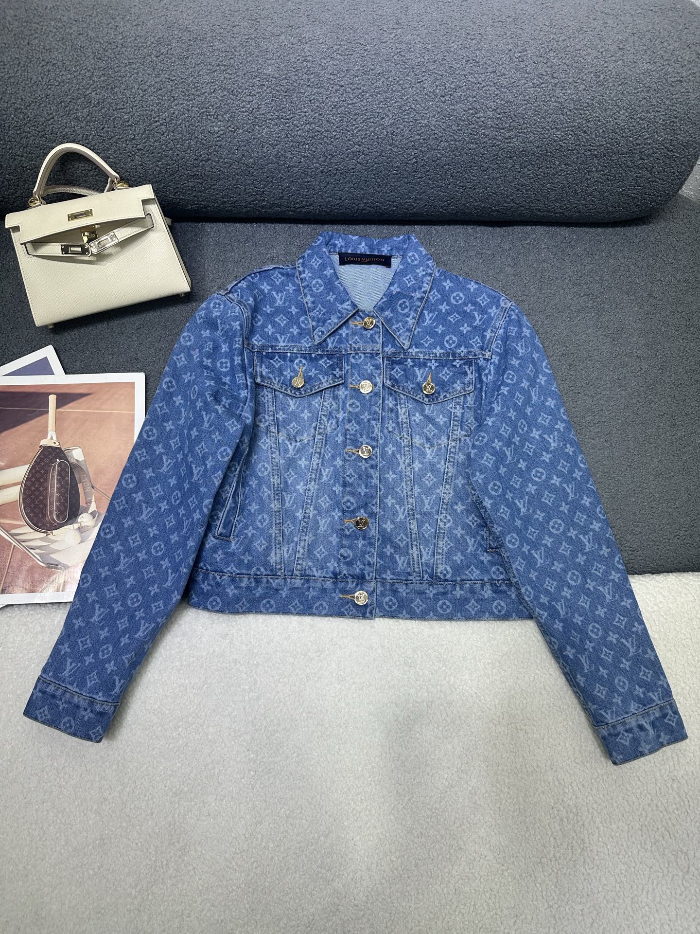 NO:839071,Louis Vuitton*2026 new summer denim jacket. All-over denim presbyopia logo printed fabric. Customized logo metal buttons. Simple and versatile style. Washed denim has excellent texture. Monochrome SML, Louis Vuitton, jackets & coats,19860909Louis Vuitton*2026夏季新款牛仔外套 通体牛仔老花logo印花面料 定制logo金属纽扣搭配 版型简洁百搭 洗水牛仔质感极佳 单色SML,,louis vuitton,jackets & coats,,Women's clothing