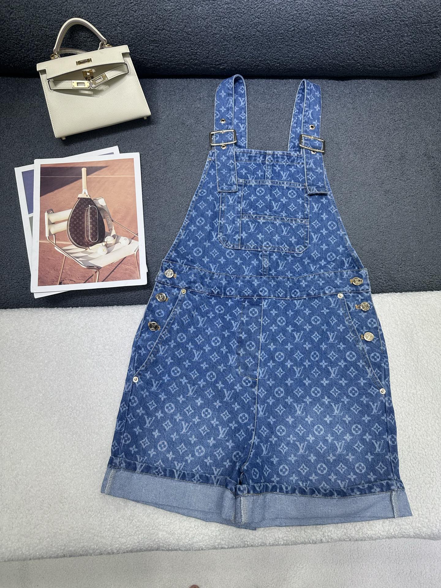 NO:839081,Louis Vuitton*2026 new summer denim overalls shorts. All-over denim presbyopic logo printed fabric. Customized logo stamped button head/button matching. Adjustable shoulder straps. Hem design on the trouser legs. The version is versatile for age reduction. Monochrome SML,,louis vuitton,shorts,19860909Louis Vuitton*2026夏季新款牛仔背带短裤 通体牛仔老花logo印花面料 定制logo钢印扣头/纽扣搭配 肩带可调节长短 裤脚做折边设计 版型减龄百搭 单色SML,,louis vuitton,shorts,,Women's clothing