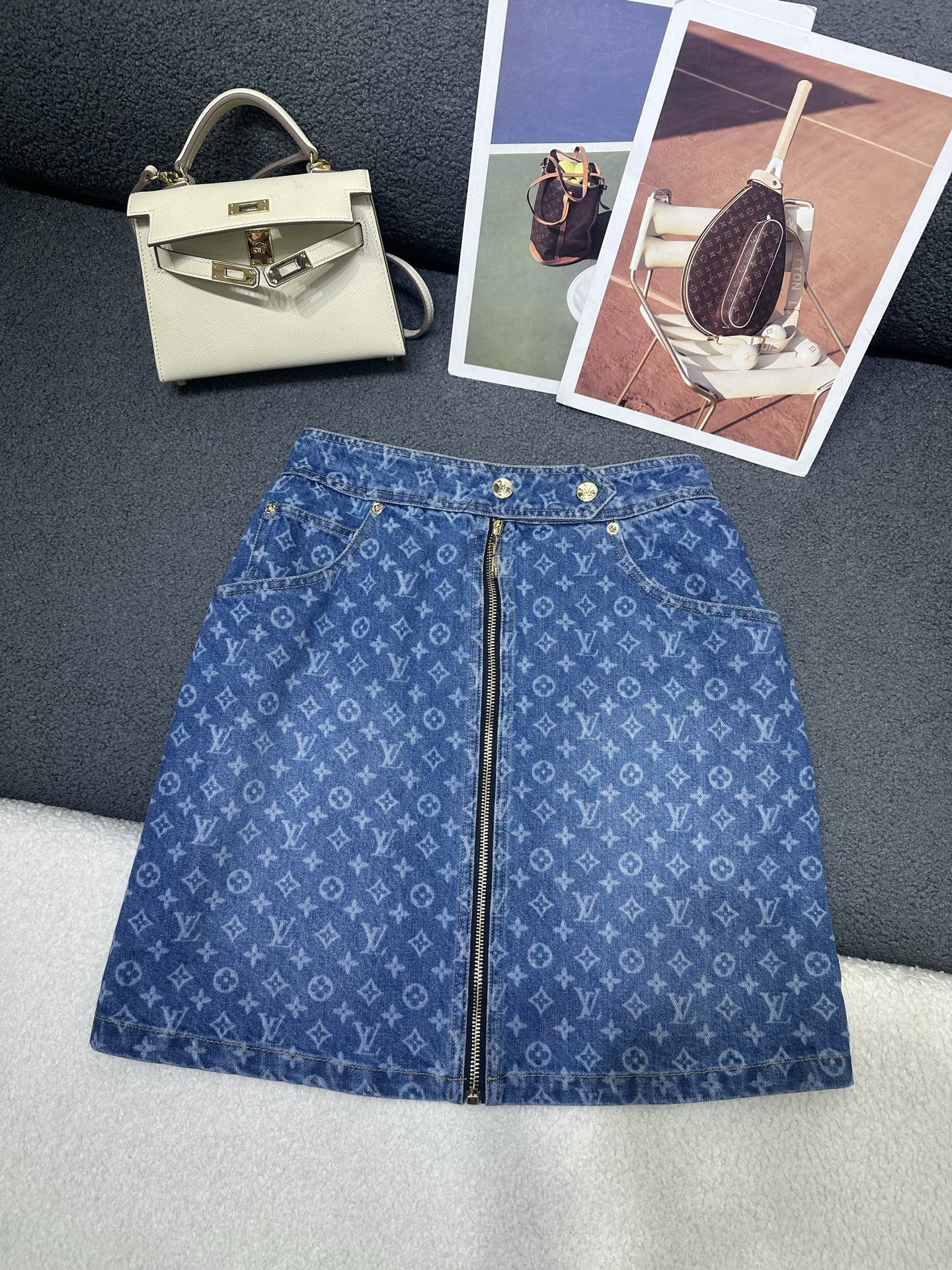 NO:841510,Louis Vuitton*2026 new summer denim skirt, all-over denim presbyopic logo printed fabric, customized logo metal buttons, front and center zipper design, waistband with push-button design, slim fit and versatile, single color SM L,, louis vuitton, skirts,19860909Louis Vuitton*2026夏季新款牛仔半裙 通体牛仔老花logo印花面料 定制logo金属纽扣搭配 做前中拉链设计 腰头做按压式纽扣设计 版型显瘦百搭 单色SM L,,louis vuitton,skirts,,Women's clothing