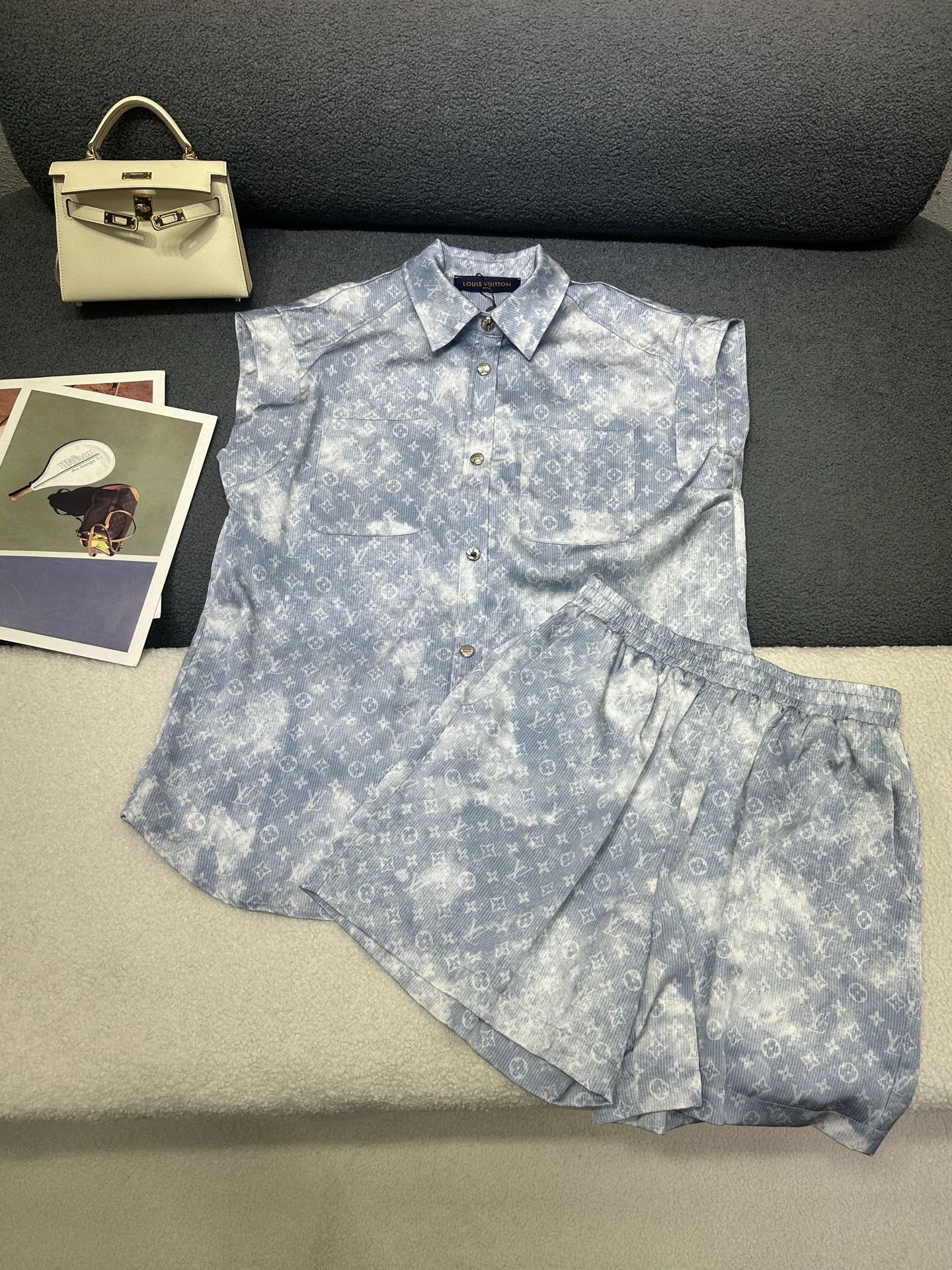 NO:839659,LouisVuitton*2026 new summer suit, lapel shirt with off-shoulder design and elastic waist shorts, casual and fashionable, printed tie-dye custom fabric with full sense of luxury, 2 colors SML,, louis vuitton, shorts,19860909LouisVuitton*2026夏季新款套装,翻领衬衣落肩设计搭配松紧腰短裤休闲时尚大气,印花扎染定做面料高级感满满,2色SML,,louis vuitton,shorts,,Women's clothing
