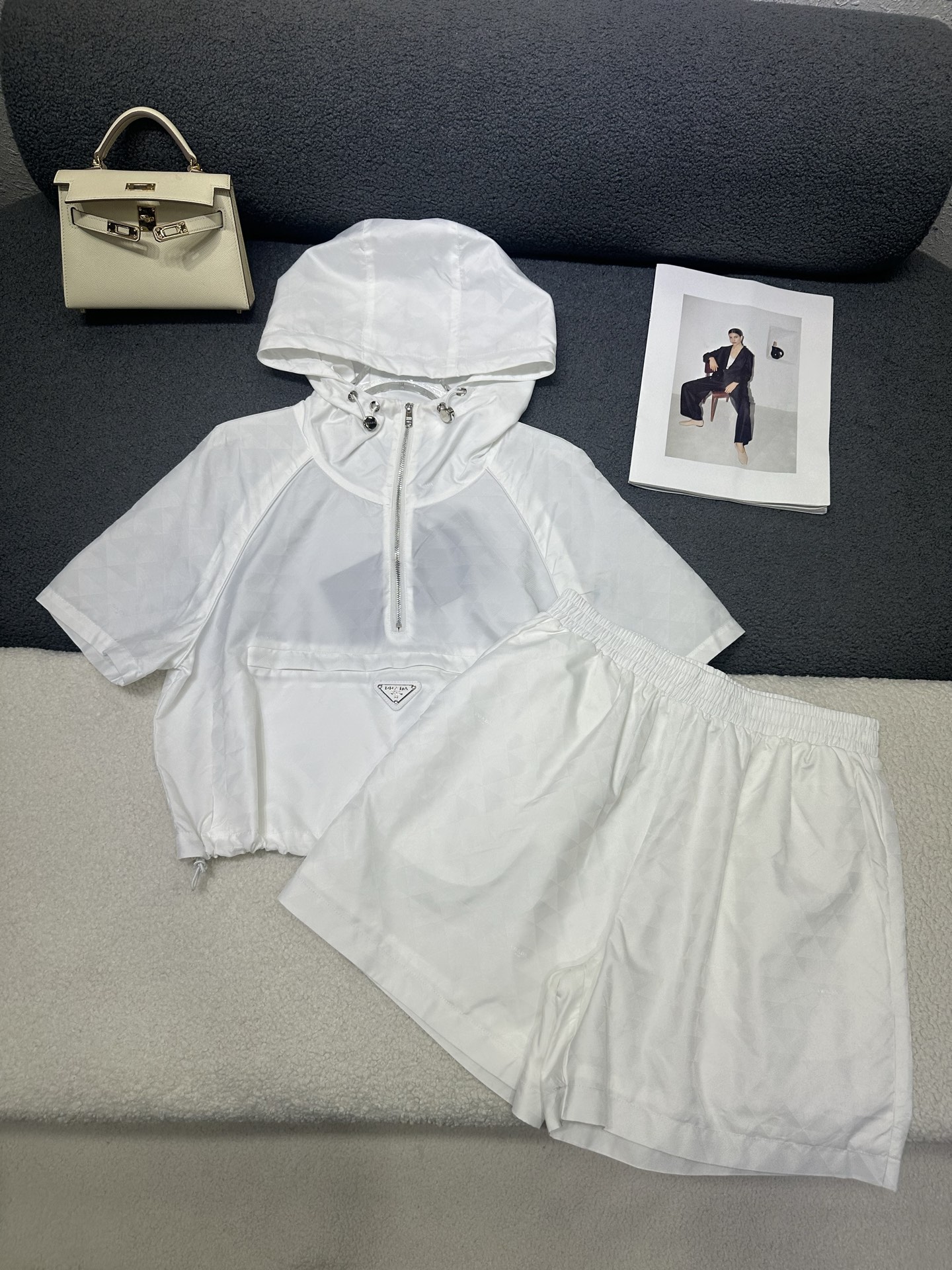 NO:839647,PRADA/2026 new summer suit, hooded casual short top with elastic waist shorts, casual sports style, triangle jacquard fabric, high-end and comfortable, 2 colors SML,, prada, shorts, hats,19860909PRADA/2026夏装新款套装,连帽休闲短上衣搭配松紧腰短裤休闲运动风格,三角格提花面料高级舒适,2色SML,,prada,shorts,hats,,Women's clothing