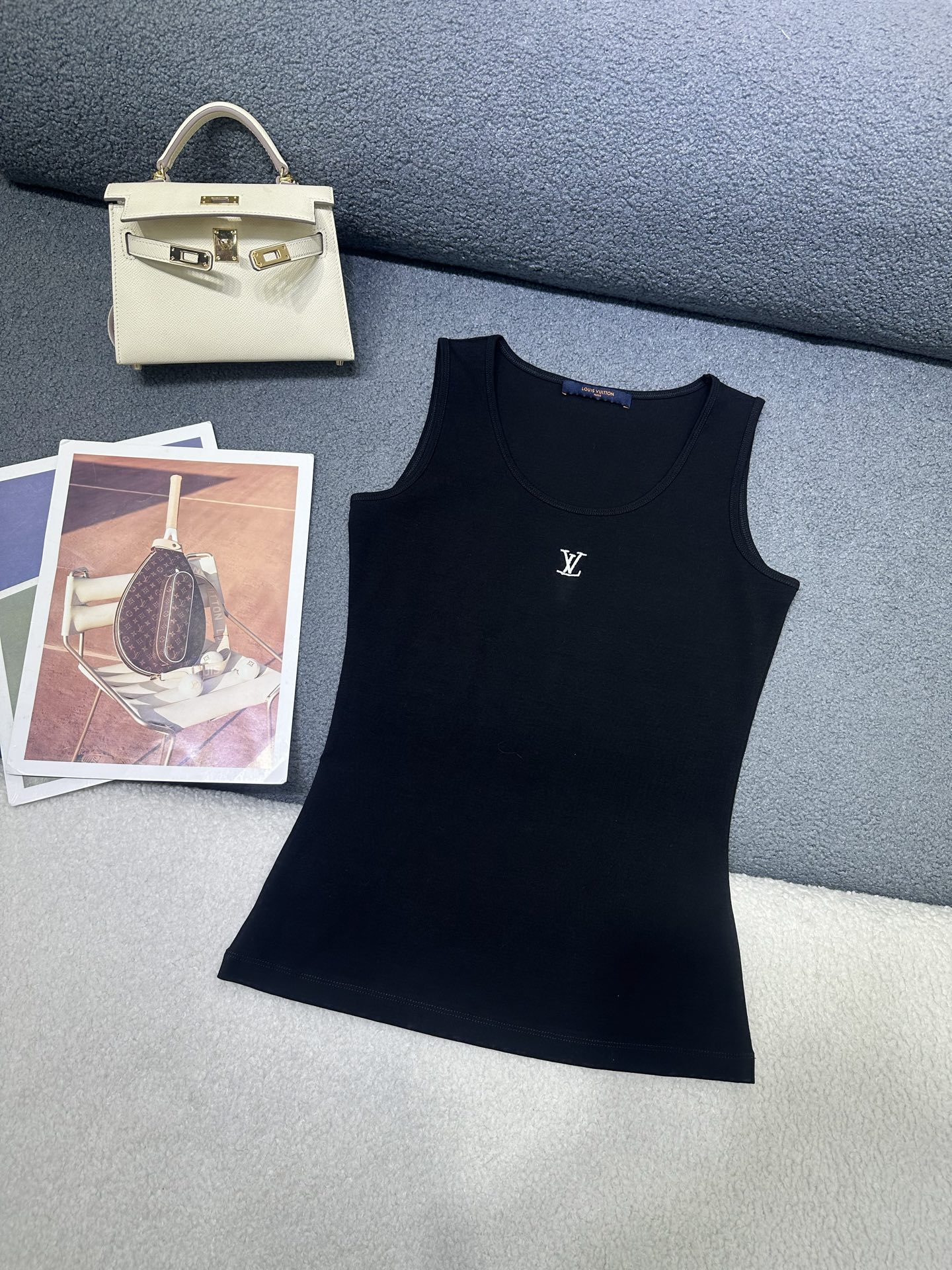 NO:839689,Louis Vuitton*2026 new summer style knitted vest. Letter embroidery decoration on the chest. The knitted fabric is elastic, soft and comfortable. The version is slim and versatile. Three colors SML,,louis vuitton,19860909Louis Vuitton*2026夏季新款针织背心 胸前字母刺绣装饰 针织面料带有弹力柔软舒适 版型显瘦百搭 三色SML,,louis vuitton,,Women's clothing