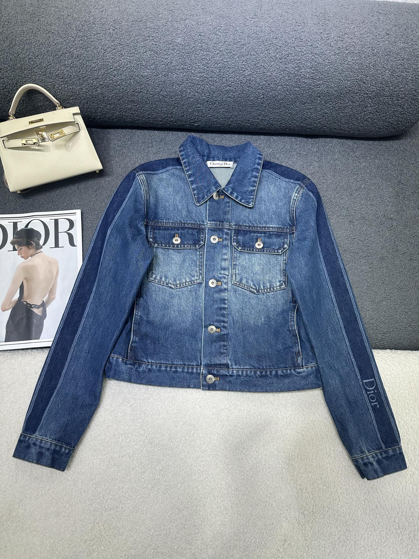 NO:839677,Dior* 2026 new spring and summer denim jacket. Customized logo button matching. Letter logo printing on the side sleeves. Letter logo leather label decoration on the back. Washed denim has excellent texture. Versatile and slimming version. Monochrome SML, dior, jackets & coats,19860909Dior*2026春夏新款牛仔外套 定制logo纽扣搭配 侧边袖子处拼接字母logo印花 后背处字母logo皮标装饰 洗水牛仔质感极佳 版型百搭显瘦 单色SML,,dior,jackets & coats,,Women's clothing