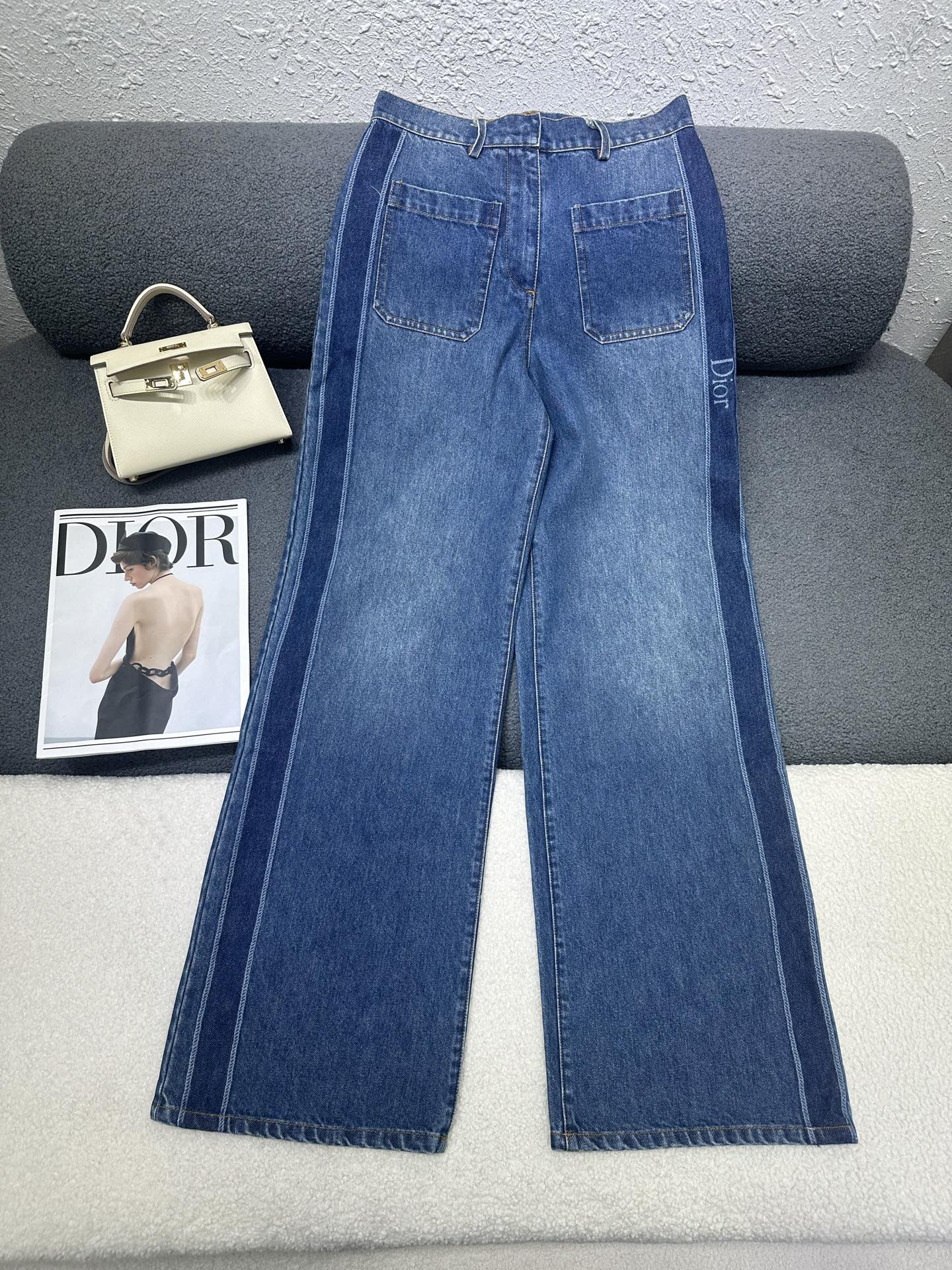NO:839671,Dior* 2026 new spring and summer denim trousers. Two straight pocket decorations. Letter logo leather label decoration on the back waist. Letter logo printing on the side. Excellent texture of washed denim. Versatile and slimming version. Monochrome SML,, dior,19860909Dior*2026春夏新款牛仔长裤 两处直插口袋装饰 后腰头处字母logo皮标装饰 侧边拼接字母logo印花 洗水牛仔质感极佳 版型百搭显瘦 单色SML,,dior,,Women's clothing