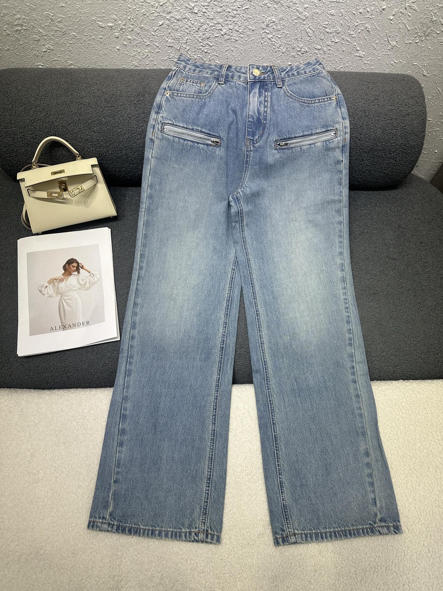 NO:839654,alexanderwang 2026 new denim trousers, two straight pocket decorations, letter logo leather label decoration at the back waist, washed denim with excellent texture, versatile version and slimming, five single color sizes 26-30,,19860909alexanderwang 2026新款牛仔长裤 两处直插口袋装饰 后腰头处字母logo皮标装饰 洗水牛仔质感极佳 版型百搭显瘦 单色五个码26-30,,,Women's clothing