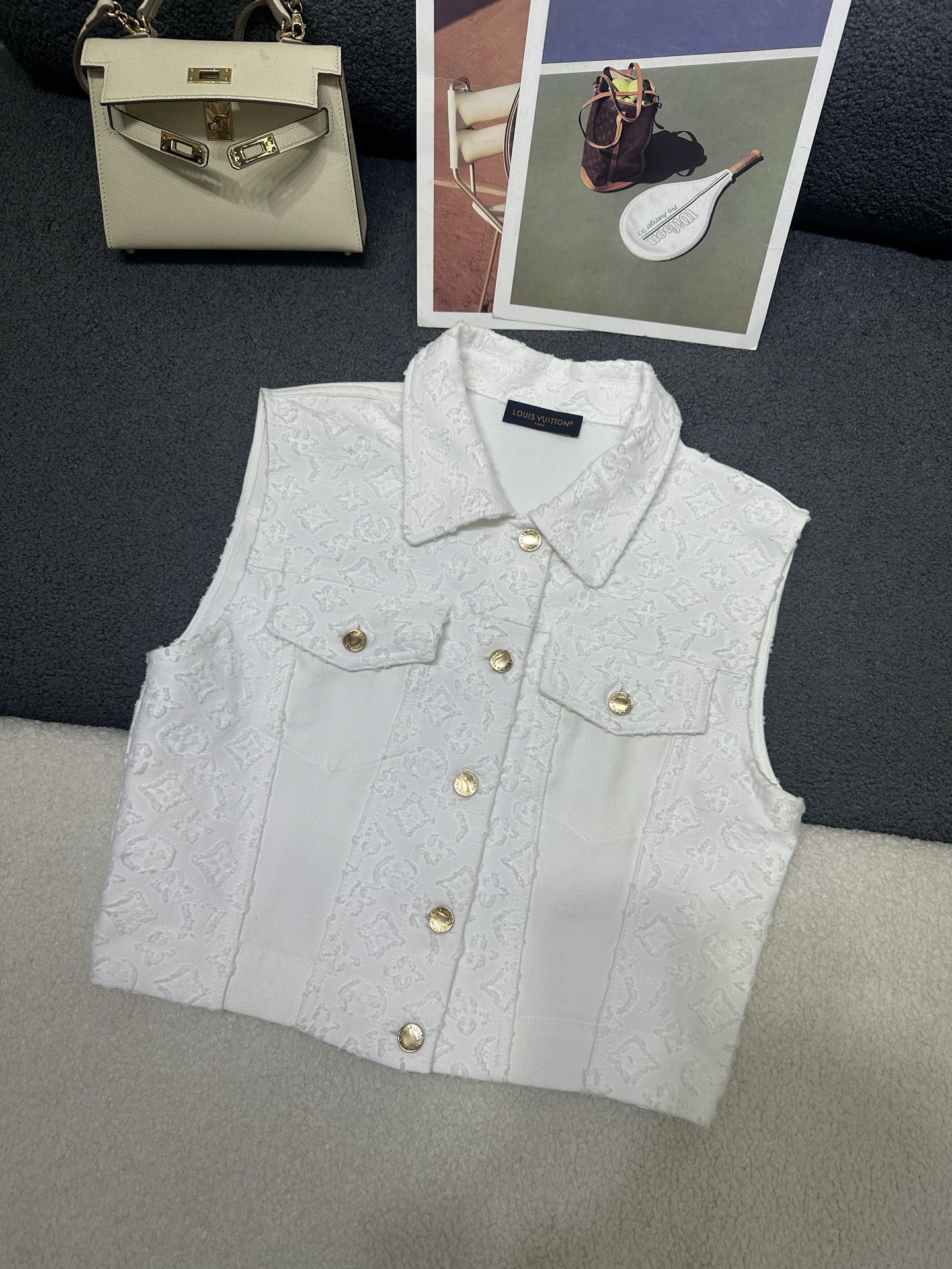 NO:840113,Louis Vuitton*2026 new summer style lapel vest top, all-over denim raw edge logo jacquard fabric, customized metal logo buttons, versatile and simple version, single color SML,, louis vuitton,19860909Louis Vuitton*2026夏季新款翻领马甲上衣 通体牛仔毛边logo提花面料 定制金属logo纽扣搭配 版型百搭简洁 单色SML,,louis vuitton,,Women's clothing