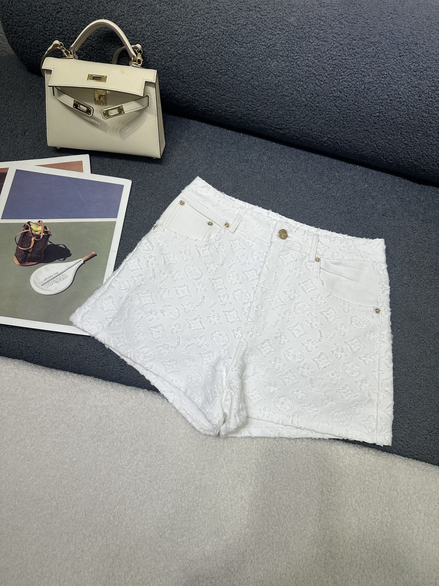 NO:840107,Louis Vuitton*2026 new summer denim shorts, all-over denim logo raw edge jacquard fabric, customized metal logo buttons, versatile version, slimming, single color SML,,louis vuitton,shorts,19860909Louis Vuitton*2026夏季新款牛仔短裤 通体牛仔logo毛边提花面料 定制金属logo纽扣搭配 版型百搭显瘦 单色SML,,louis vuitton,shorts,,Women's clothing