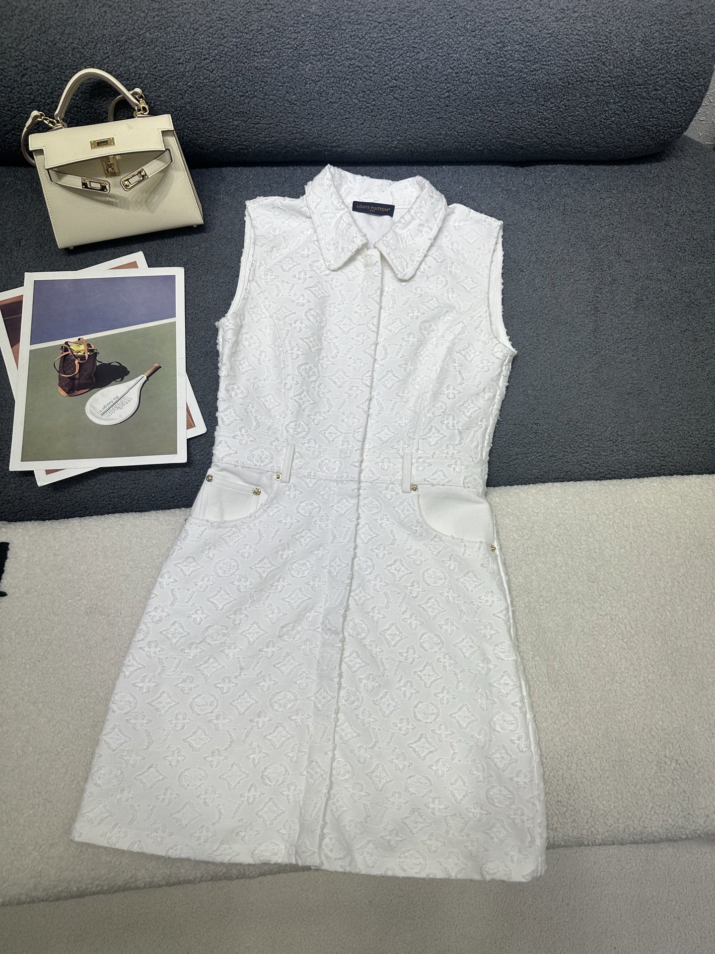 NO:840124,Louis Vuitton*2026 new summer style lapel sleeveless dress. All-over denim logo raw edge jacquard fabric. Single zipper design in the front and center. Customized logo zipper pull. Simple and versatile version. Monochrome SML, Louis Vuitton, skirts,19860909Louis Vuitton*2026夏季新款翻领无袖连衣裙 通体牛仔logo毛边提花面料 前中做单拉链设计 定制logo拉链头搭配 版型简洁百搭 单色SML,,louis vuitton,skirts,,Women's clothing