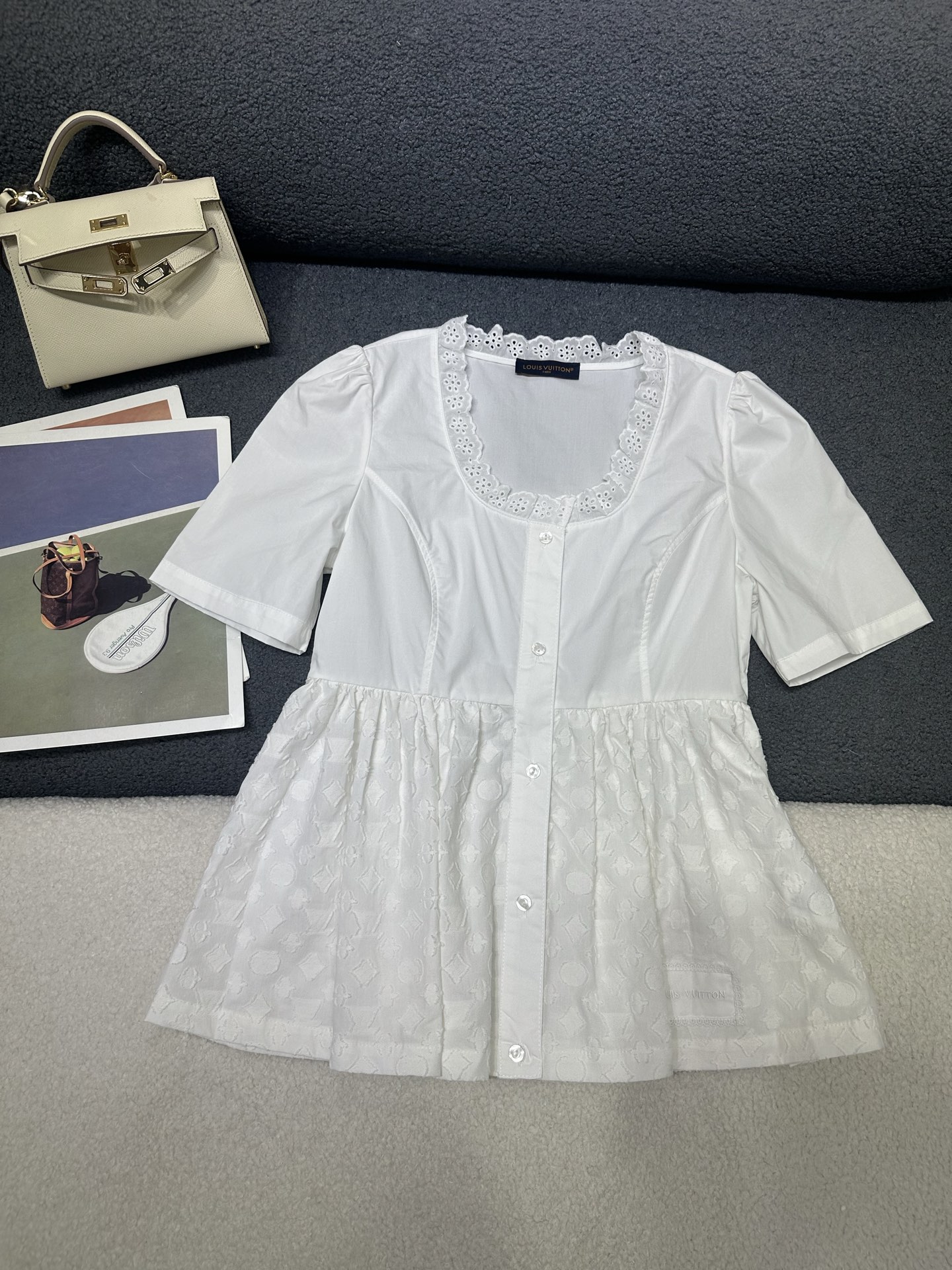 NO:840132,Louis Vuitton*2026 new summer style square-neck short-sleeved shirt. The collar is spliced ​​with lace. The shirt fabric is spliced ​​with logo jacquard fabric. The overall appearance is age-reducing and refined. The version is loose and comfortable. The fabric is breathable and soft. Monochrome SML, Louis Vuitton, T-shirt,19860909Louis Vuitton*2026夏季新款方领短袖衬衣 领口拼接蕾丝花边 衬衣面料拼接logo提花面料 整体减龄精致感十足 版型宽松舒适 面料透气柔软 单色SML,,louis vuitton,T-shirt,,Women's clothing