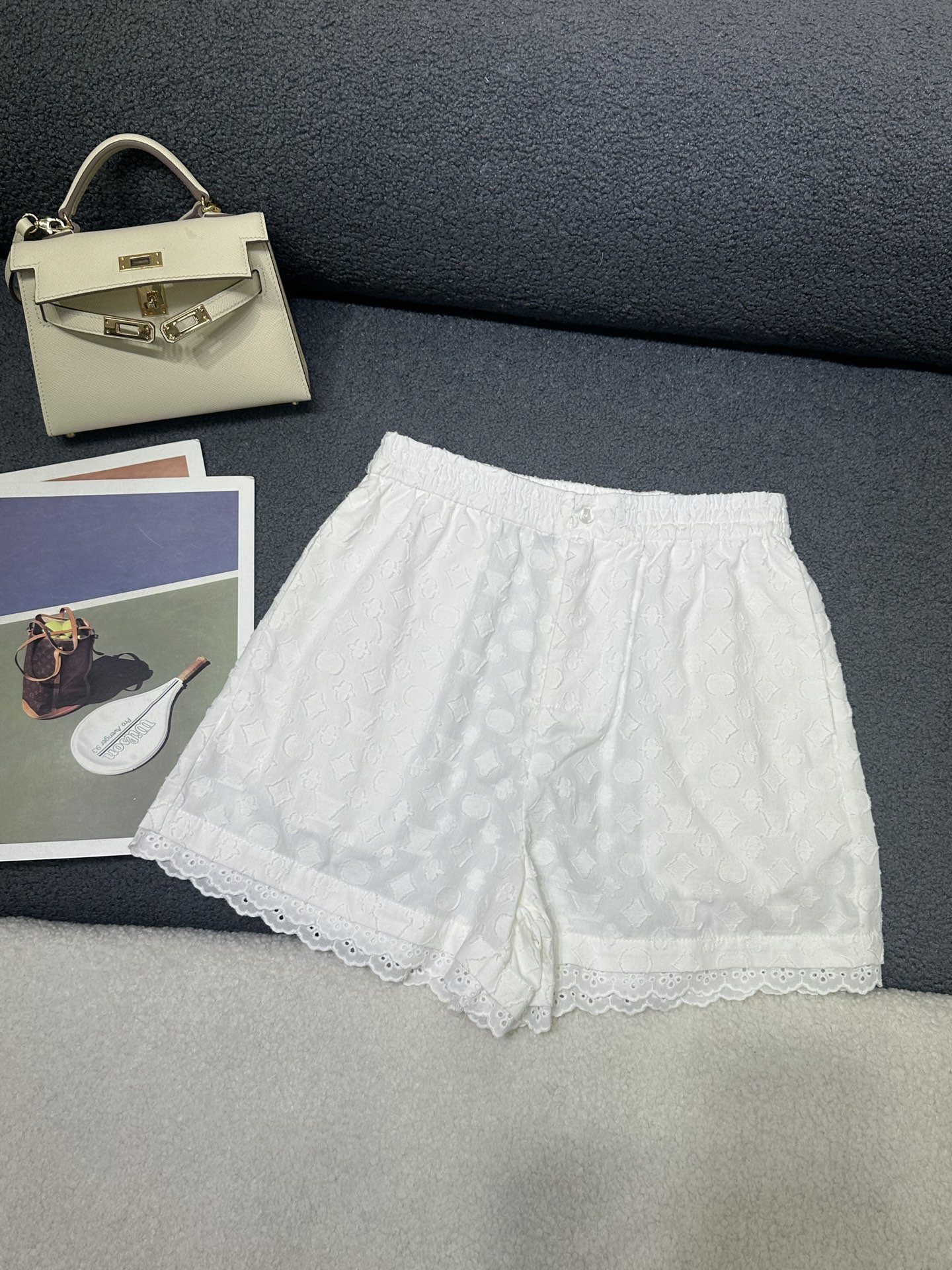 NO:840135,Louis Vuitton* 2026 new summer shorts, all-over logo jacquard fabric, zipper design at the placket, lace splicing at the hem to add a sense of sophistication, versatile version and slimming, single color SML,, louis vuitton, shorts,19860909Louis Vuitton*2026夏季新款短裤 通体logo提花面料 门襟处做拉链设计 下摆拼接蕾丝花边增加精致感 版型百搭显瘦 单色SML,,louis vuitton,shorts,,Women's clothing