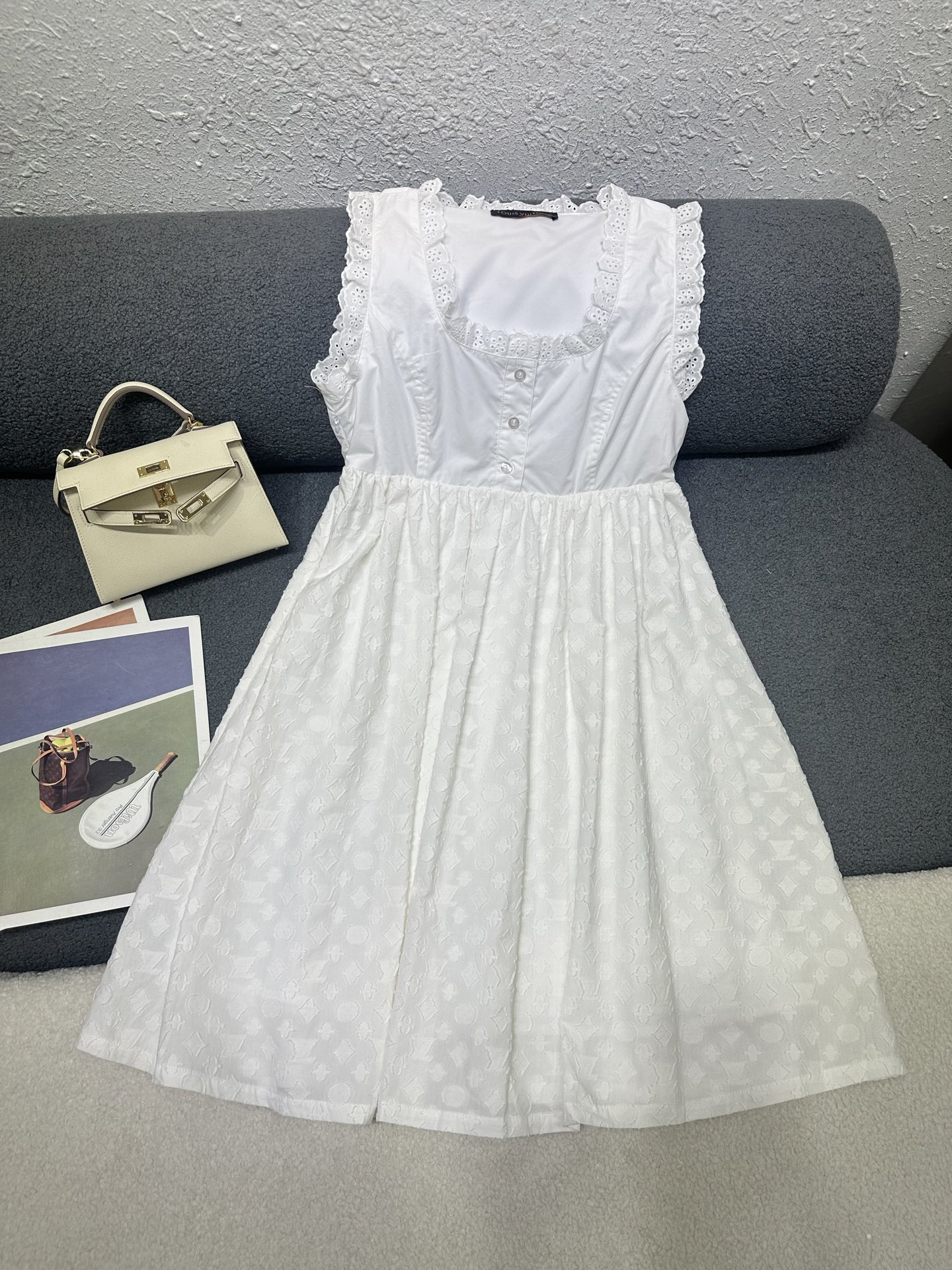 NO:840143,Louis Vuitton*2026 new summer style sleeveless dress. The spliced ​​lace at the neckline/cuffs has a playful and delicate feel. The shirt fabric is spliced ​​with logo jacquard fabric and has excellent texture. The version is loose and comfortable. Monochrome SML,, Louis Vuitton, skirts,19860909Louis Vuitton*2026夏季新款无袖连衣裙 领口/袖口处拼接蕾丝花边带有俏皮精致感 衬衣面料拼接logo提花面料质感极佳 版型宽松舒适 单色SML,,louis vuitton,skirts,,Women's clothing