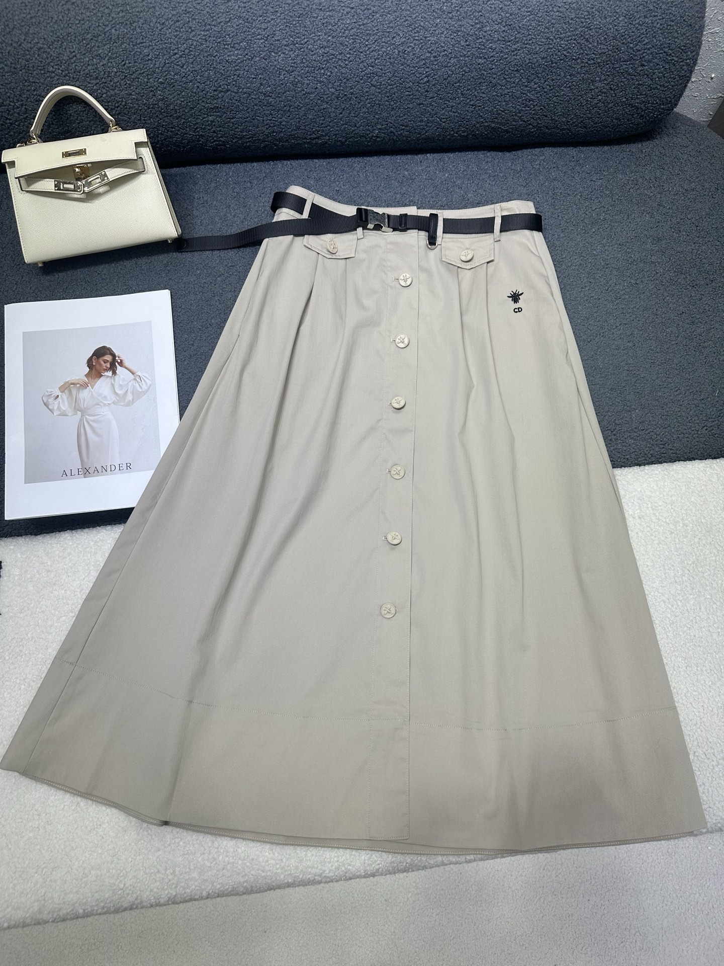 NO:840151,Dior/Dior 2026 new summer skirt, A-line umbrella skirt, loose fit, suitable for any figure, matching belt, embroidered bee pattern decoration on the side, 2 colors SML,, dior, dior, skirts,19860909Dior/迪奥2026夏季新款半身裙,A字摆伞裙,版型宽松不挑身材穿搭,搭配腰带,侧边刺绣小蜜蜂图案装饰,2色SML,,dior,dior,skirts,,Women's clothing