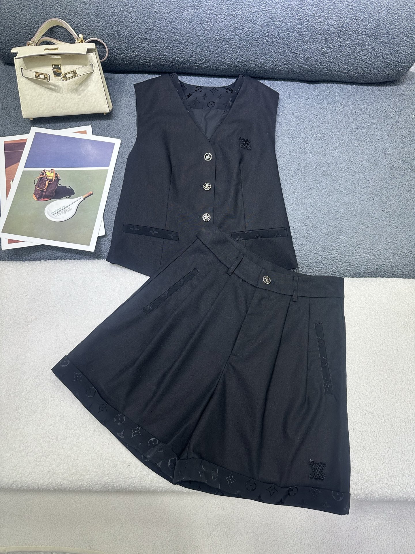 NO:840160,Louis Vuitton*2026 new summer suit Sleeveless vest shorts/suit fabric/customized logo buttons Western style and fashionable two-color SML,,louis vuitton,shorts,business suit,19860909Louis Vuitton*2026夏季新款套装 无袖马甲短裤/西装面料/定制logo纽扣 版型洋气时尚 两色SML,,louis vuitton,shorts,business suit,,Women's clothing
