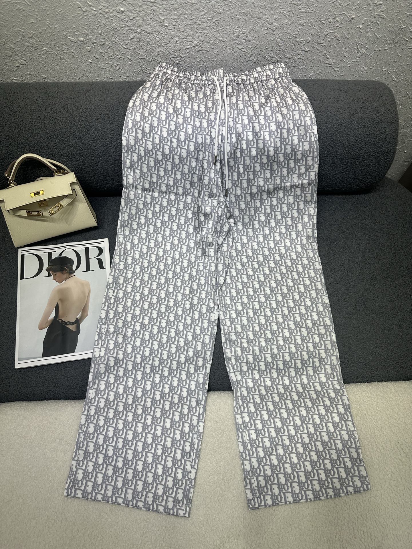 NO:840842,Dior*2026 new summer trousers/printed pattern high-quality acetate fabric/super nice-looking version/exquisite workmanship/easy to match 2 colors and three codes SML,, dior,19860909Dior*2026新款夏季长裤/印花图案高品质醋酸面料/版型超好看/做工精致细腻/好搭配 2色三码SML,,dior,,Women's clothing