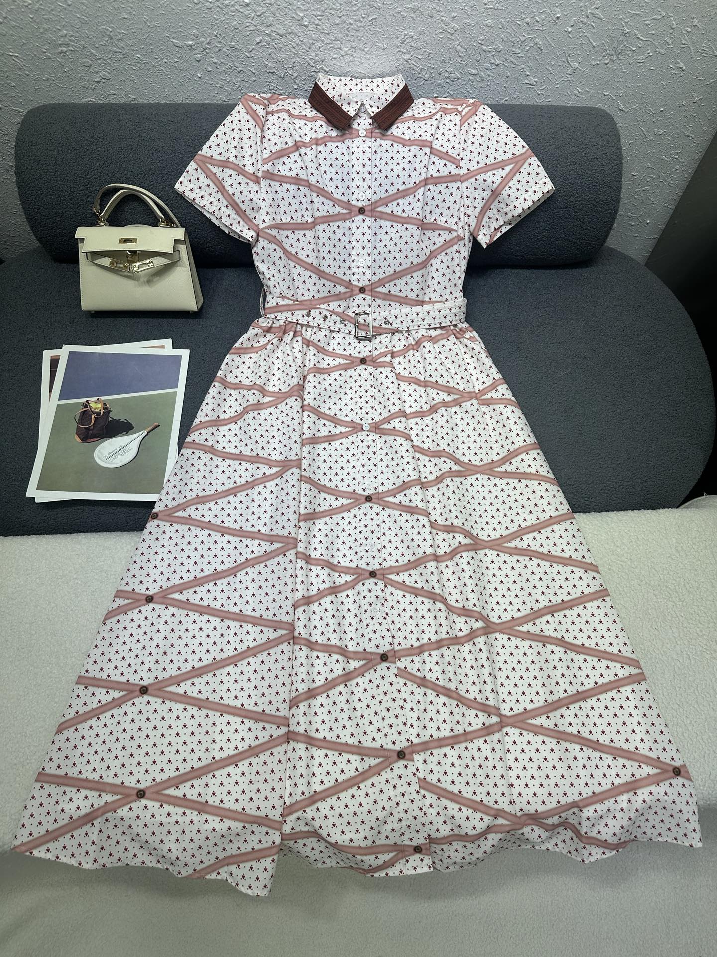 NO:840914,LV*2026 new summer style lapel short-sleeved dress with all-over rhombus floral pattern printed fabric. Matched with this fabric belt. The single-breasted design is simple and elegant. The fabric is smooth and comfortable. Monochrome SML, Louis Vuitton, skirts, T-shirt,19860909LV*2026夏季新款翻领短袖连衣裙通体菱形格花卉图案印花面料 搭配本布腰带 做单排扣设计简洁大气 面料顺滑舒适 单色SML,,louis vuitton,skirts,T-shirt,,Women's clothing
