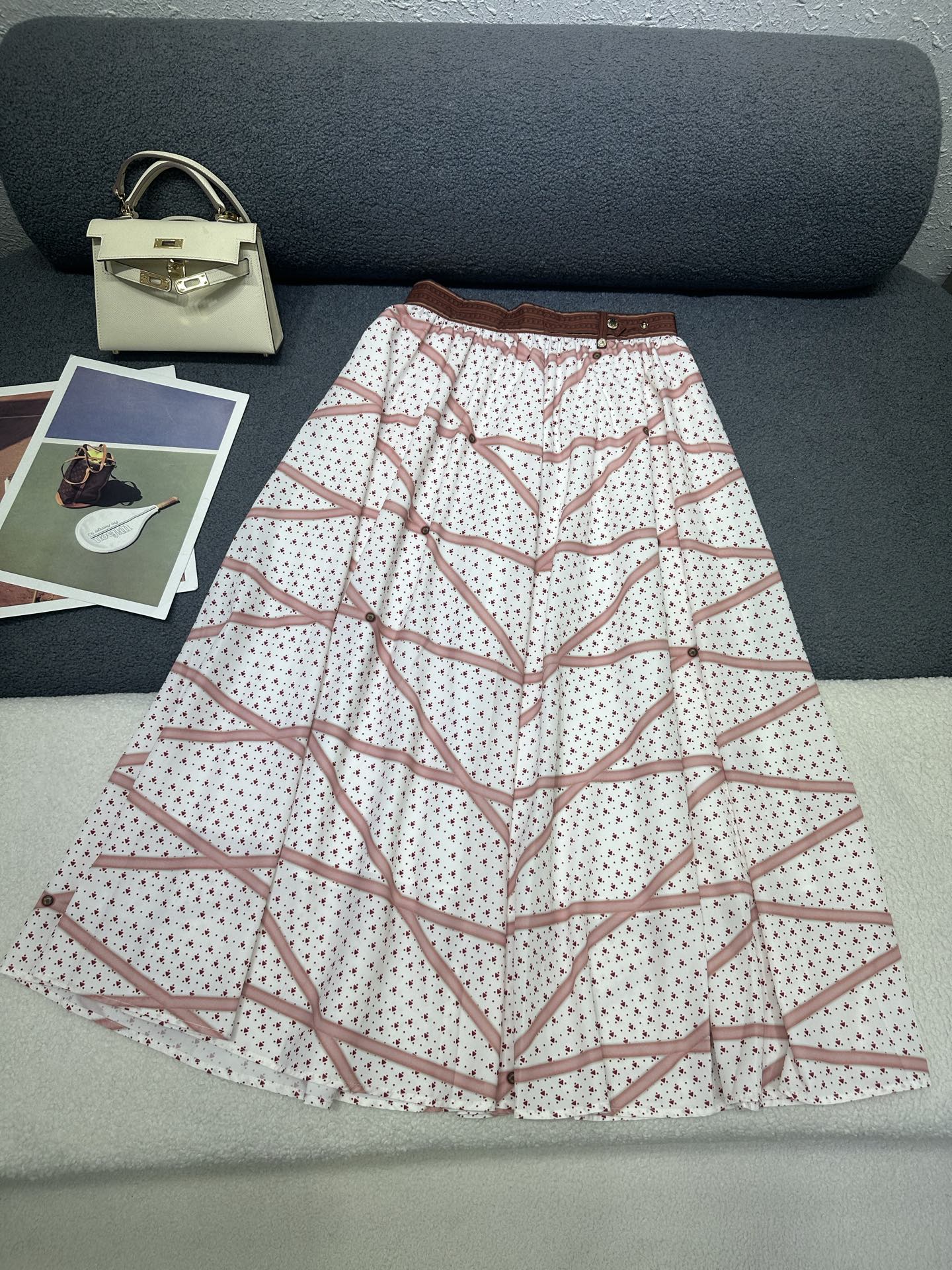 NO:840903,LV*2026 new summer style skirt, all-over rhombus floral pattern printed fabric, loose and comfortable fit, light and breathable fabric, single color SML, Louis Vuitton, skirts,19860909LV*2026夏季新款 半裙 通体菱形格花卉图案印花面料 版型宽松舒适 面料轻薄透气 单色SML,,louis vuitton,skirts,,Women's clothing