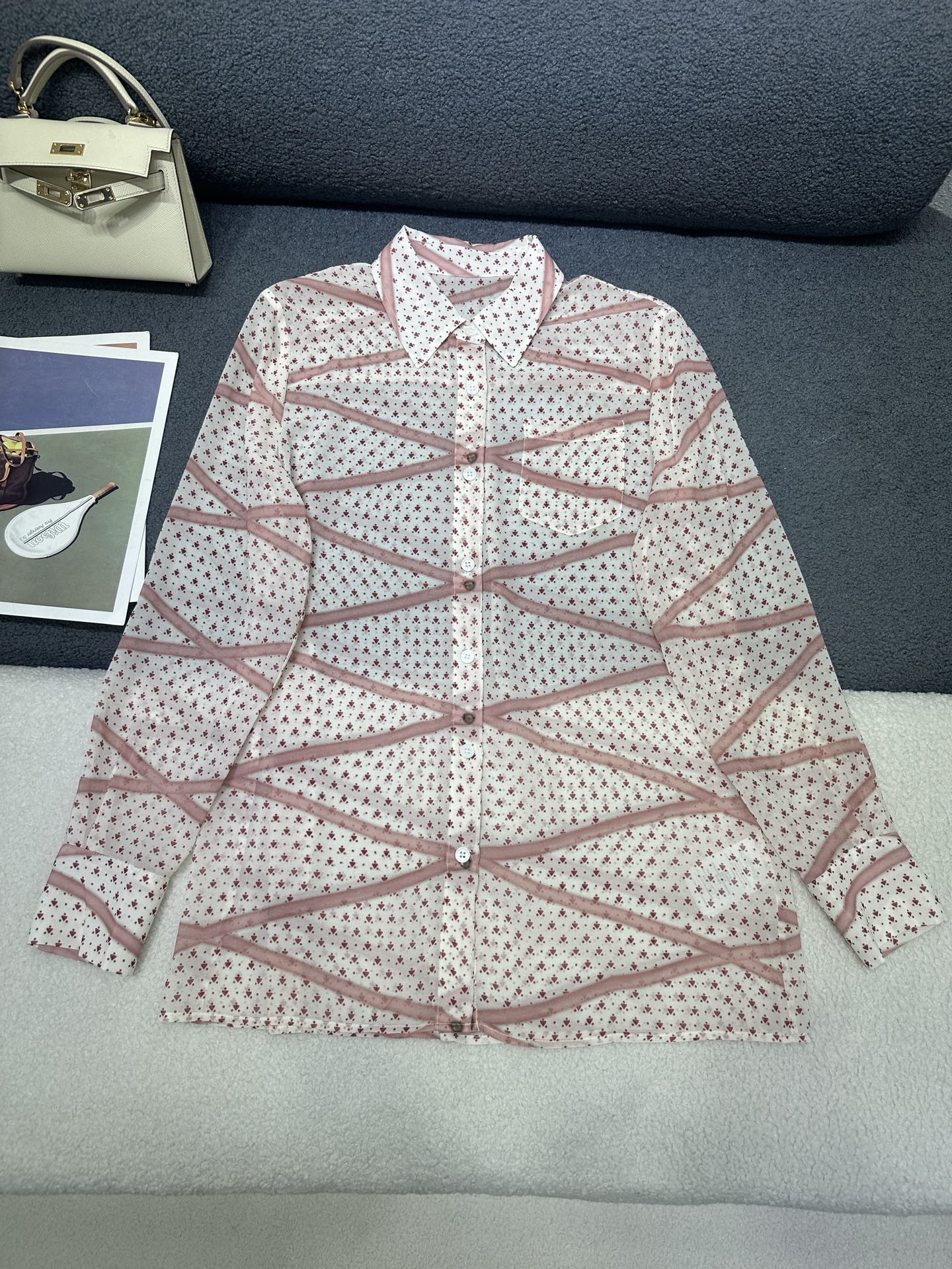 NO:840905,LV*2026 new summer model, lapel long-sleeved shirt/all-over rhombus floral pattern printed fabric, loose and comfortable fit, light and breathable fabric, single color SML,, louis vuitton,19860909LV*2026夏季新款 翻领长袖衬衣/通体菱形格花卉图案印花面料 版型宽松舒适 面料轻薄透气 单色SML,,louis vuitton,,Women's clothing