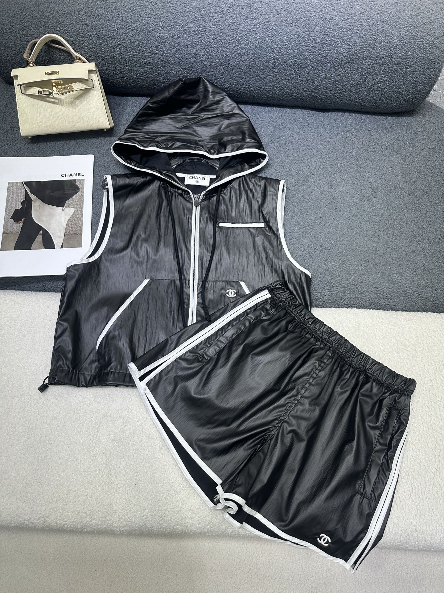 NO:840886,CHANEL hooded vest + shorts set/full of texture. The craftsmanship is more advanced. Fashionable and perfectly presents the brand style charm. Versatile and temperamental daily essential item. The upper body is more trendy and fashionable. High quality. Sizes SML,,chanel,shorts,hats,19860909CHANEL连帽马甲+短裤套装/质感十足 工艺处质感更为高级 时髦完美呈现品牌风格魅力 百搭显气质日常必备单品 上身更具备潮流时髦感 高品质 尺码SML,,chanel,shorts,hats,,Women's clothing