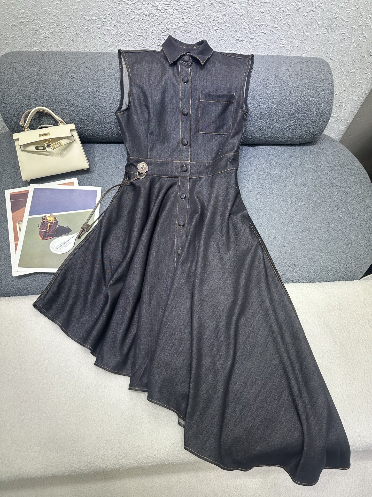 NO:840878,LV's new irregular denim dress. This color is very French and elegant. It creates a luxurious ladylike temperament. The fabric feels soft and delicate. It is dreamy, elegant, retro and fashionable. Highly recommended. The overall effect is classic without losing the sense of design!  Customized imported fabrics are very exquisite, high quality, single color, sizes SML, Louis Vuitton, skirts,19860909LV新款不规则牛仔连衣裙 这个颜色很法式很优雅 打造奢华名媛气质 面料手感柔软细腻 梦幻优雅复古时尚兼备 强烈推荐 整体效果经典又不失设计感！定制的进口面料非常精致 高品质 单色 尺码SML,,louis vuitton,skirts,,Women's clothing