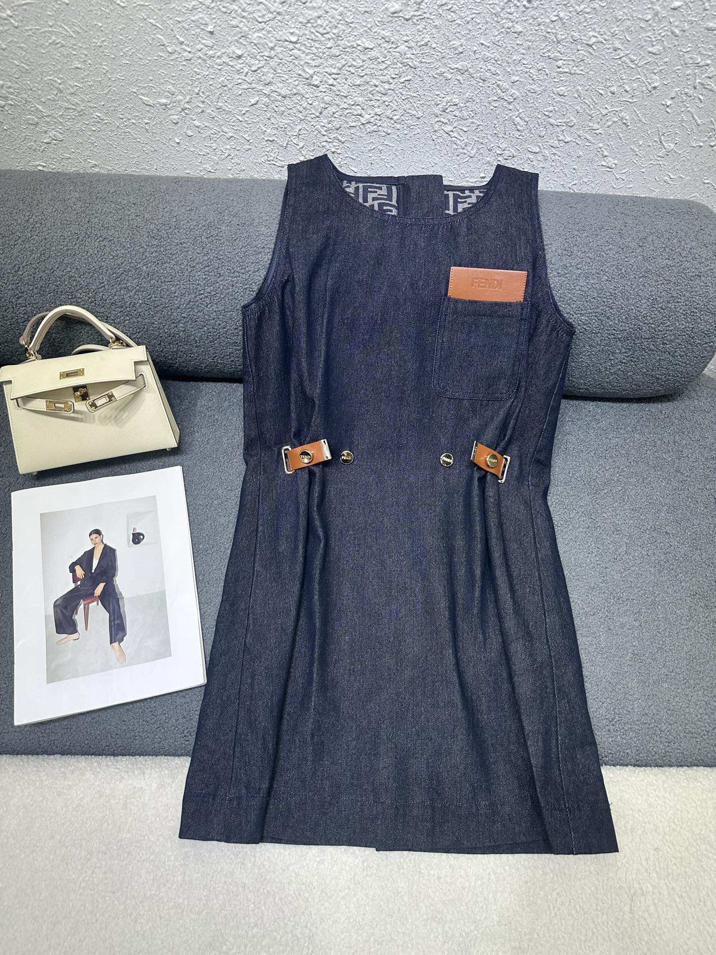 NO:840870,FD's sleeveless dress is classic and stylish. It has its own aura. The texture of the fabric is very nice. It is fashionable and high-end. The color is super positive. The upper body is white and slim. It has a cool and handsome series. It has a cool and handsome feeling when walking. The length is just right and easy to control. High quality. Two colors. Sizes SML, dior, skirts,19860909FD家无袖连衣裙 经典又有型 自带气场 面料质感很奈斯 时髦又高级 颜色超级正 上身显白又显瘦 自带酷帅感的系列 走路都带风上身气场全开 长度恰到好处 轻松驾驭 高品质 两色 尺码SML,,dior,skirts,,Women's clothing