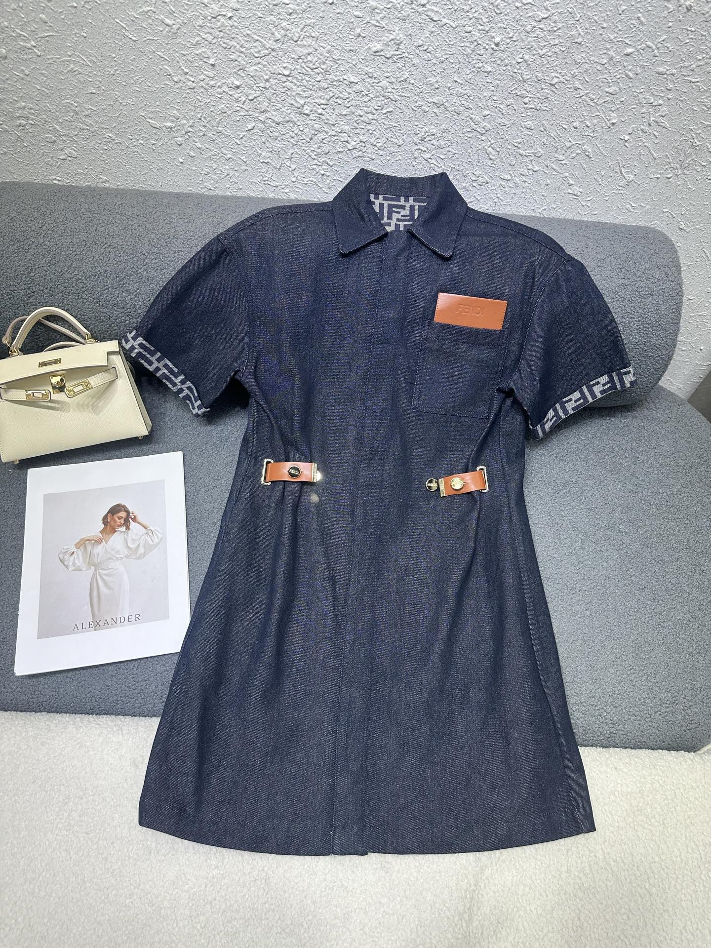 NO:840859,FD's new dress, cuffs with contrasting color decoration, classic and stylish, has its own aura, the fabric texture is very nice, fashionable and high-end, the color is super positive, the upper body is white and slim, the series has a cool and handsome feeling, the upper body is full of aura when walking, the length is just right, easy to control, high quality, two colors, sizes SML, dior, skirts,19860909FD家新款 连衣裙 袖口撞色装饰 经典又有型 自带气场 面料质感很奈斯 时髦又高级 颜色超级正 上身显白又显瘦 自带酷帅感的系列 走路都带风上身气场全开 长度恰到好处 轻松驾驭 高品质 两色 尺码SML,,dior,skirts,,Women's clothing
