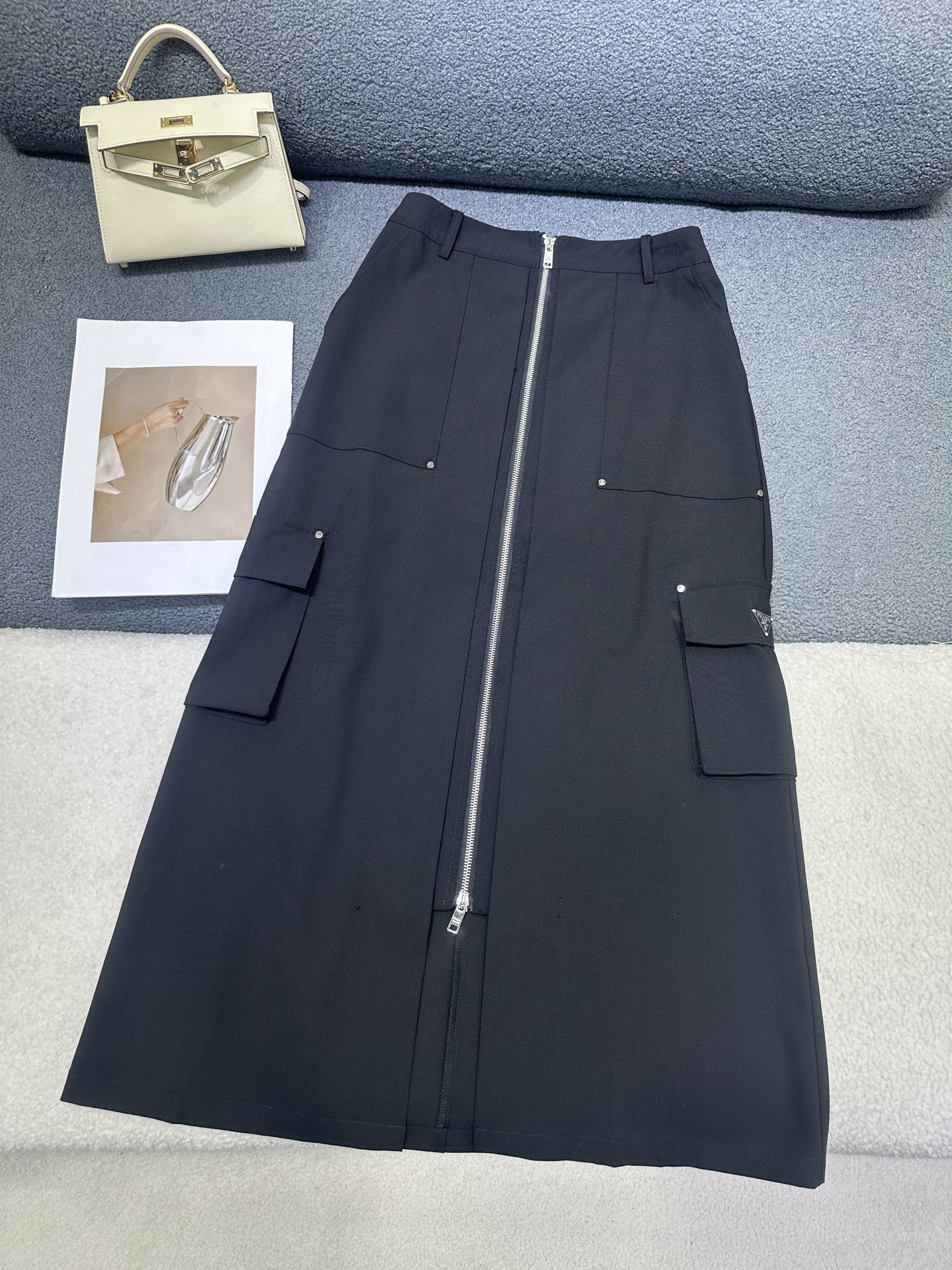 NO:841528,PRADA zipper skirt/suit fabric/super versatile color/classic triangle decoration/soft and delicate touch/durable craftsmanship/high quality two colors sizes SML, prada, skirts, business suit,19860909PRADA拉链半裙/西装面料/色系超级百搭/ 经典三角牌装饰/触感柔软细腻/工艺处理耐穿/高品质 两色 尺码SML,,prada,skirts,business suit,,Women's clothing