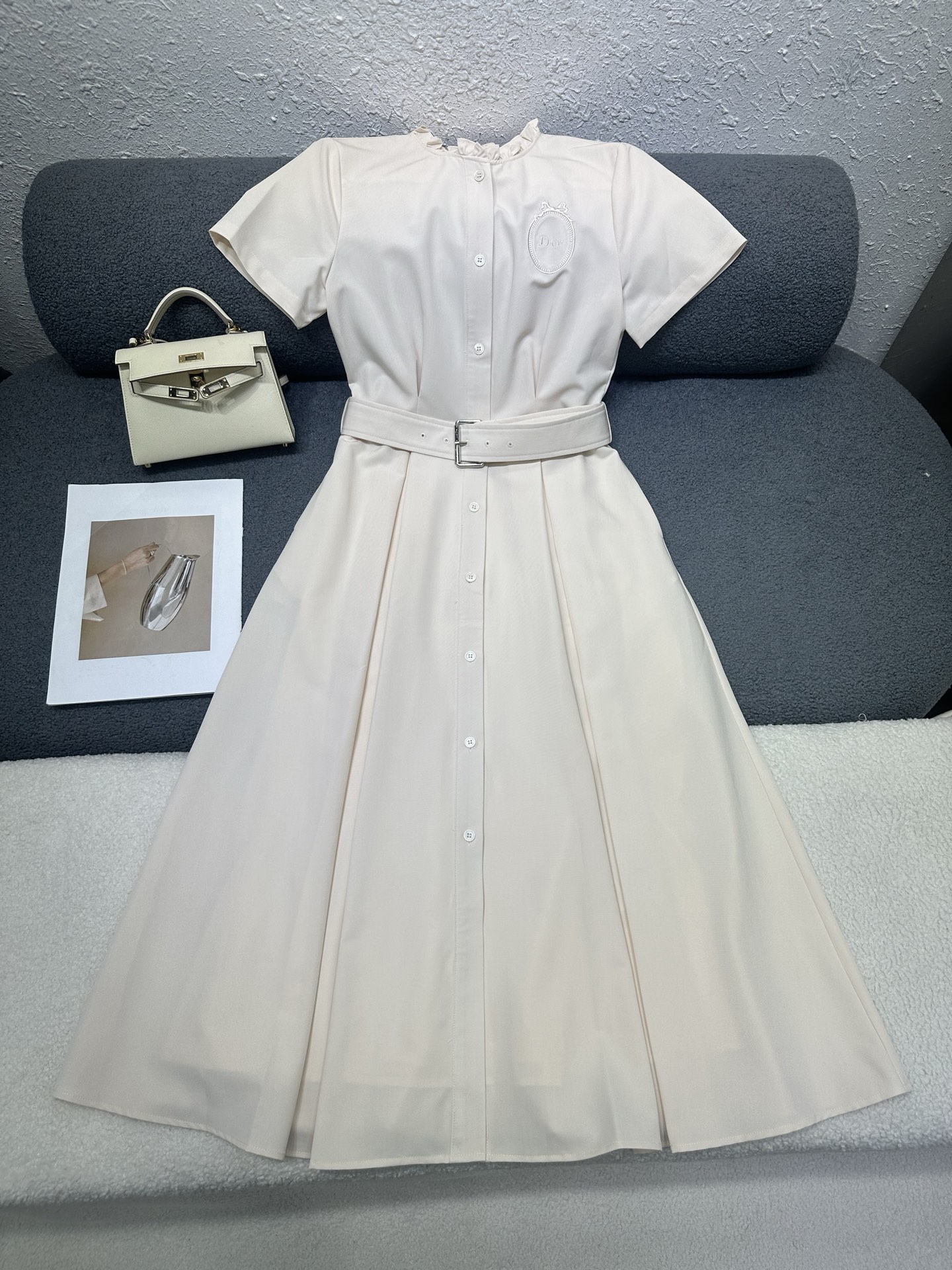 NO:841539,D's new stand-up collar dress with embroidered logo/cool and sassy upper body. Made of customized high-quality fabrics/muscular yet soft/not picky classic color. Super beautiful. Super detailed workmanship. High quality. Two-color sizes SML, dior, skirts,19860909D家新款立领连衣裙刺绣logo/上身又酷又飒爽 采用定制高品质面料/既有筋骨感又不失柔软/不挑人的经典色 超级漂亮 细节做工超级好 高品质 两色尺码SML,,dior,skirts,,Women's clothing