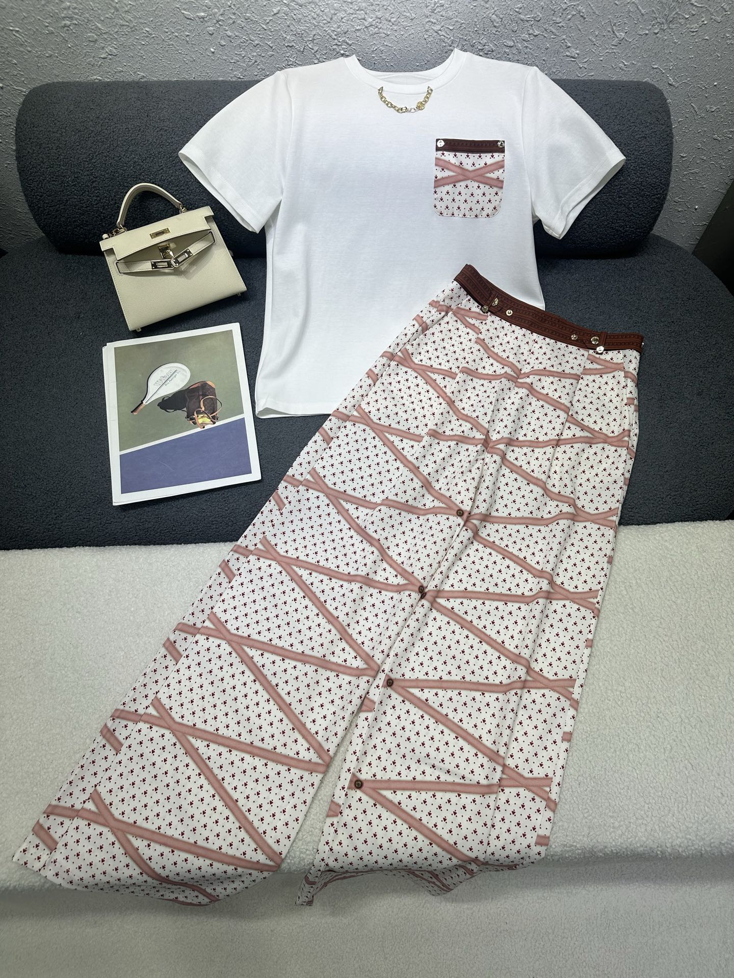 NO:841549,LouisVuitton*2026 new T-shirt trousers suit, custom-made leather metal letter decoration on the top, elastic belt rope on the pants, casual and fashionable, comfortable upper body, single color three codes SML,, louis vuitton,19860909LouisVuitton*2026新款T桖长裤套装 上衣定制皮制金属字母装饰 裤子松紧腰带绳 休闲时尚 上身舒适 单色三码SML,,louis vuitton,,Women's clothing