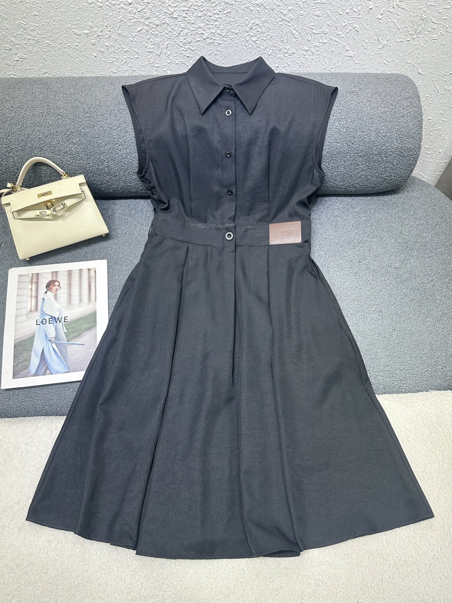 NO:841573,LOEWE's new dress, classic Log leather brand decoration/Versatile and fashionable/The upper body is super slim. The fabric texture is three-dimensional and stylish/The upper body has a special personality/Highly recommended item. High quality. Two-color sizes SML,,loewe,skirts,19860909LOEWE新款连衣裙 经典Log皮牌装饰/百搭又时髦/上身超显瘦 面料质感立体有型/上身特显个性/强烈推荐单品 高品质 两色尺码SML,,loewe,skirts,,Women's clothing
