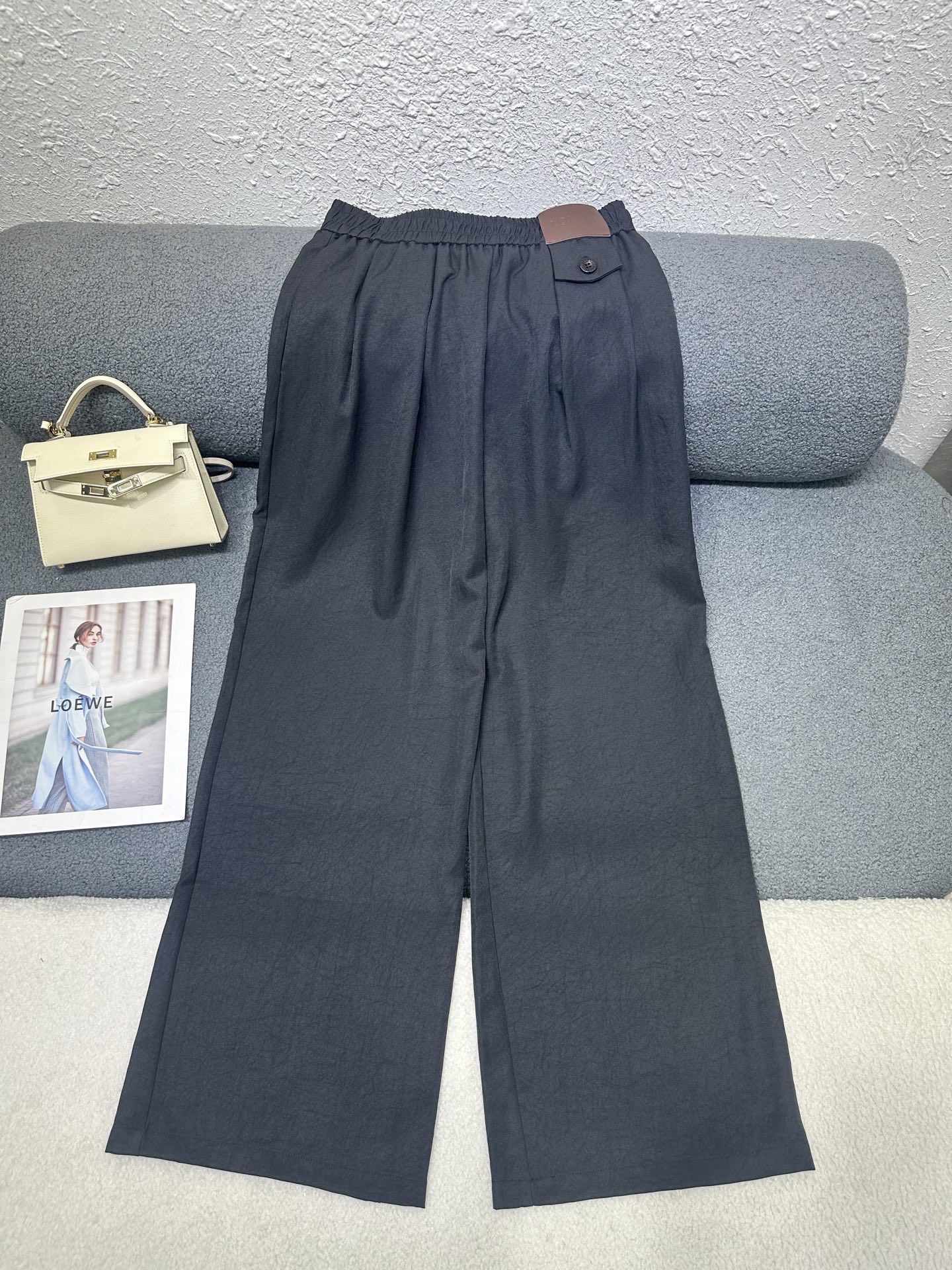 NO:841572,LOEWE suit wide-leg trousers with classic leather brand logo decoration/draping feeling, high-end casual/comfortable to wear, versatile and easy to wear, high quality, two colors, size SML,,loewe,business suit,19860909LOEWE 西装阔腿长裤经典皮牌Log装饰/垂坠感高级感休闲/穿着舒适 百搭不挑人穿 高品质 两色 尺码SML,,loewe,business suit,,Women's clothing