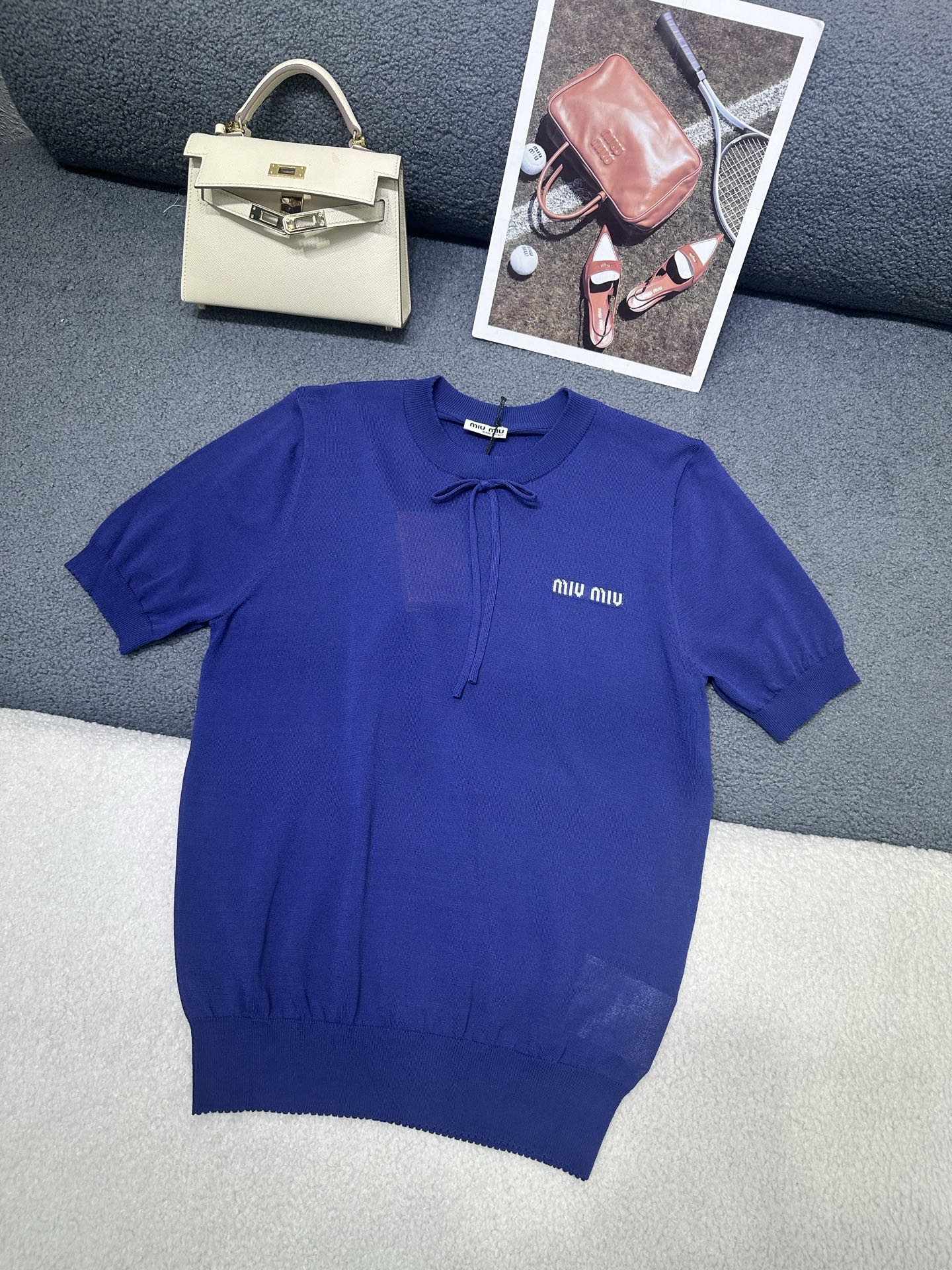 NO:841580,MiuMiu *2026 new summer style round neck knitted short-sleeved neck bow design/knitted fabric feels soft and delicate, the version is slim and versatile, two-color SML,,miumiu,T-shirt,19860909MiuMiu *2026夏季新款圆领针织短袖 领口蝴蝶结设计/针织面料手感柔软细腻 版型显瘦百搭 两色SML,,miumiu,T-shirt,,Women's clothing