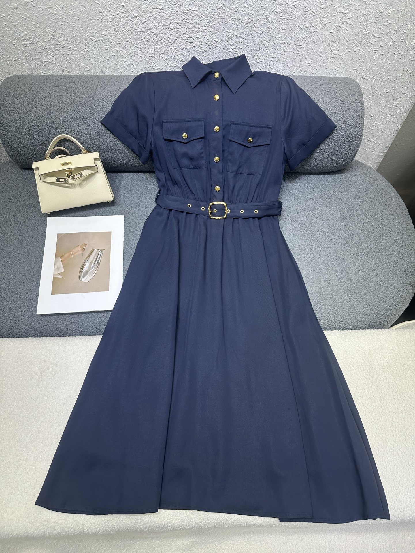 NO:841565,Celine*2026 new summer style lapel short-sleeved dress with original fabric belt, customized metal logo buckle/button, decorated with two pockets on the chest, single-breasted, neat and refreshing, drapey fabric, soft and hidden, single wear, refreshing and not monotonous, essential for daily commuting, two-color SML,,celine,skirts,T-shirt,19860909Celine*2026夏季新款翻领短袖连衣裙搭配本布腰带定制金属logo扣头/纽扣搭配胸前两处口袋装饰单排扣利落清爽垂坠感面料柔软又藏肉单穿清爽不单调日常通勤必备款两色SML,,celine,skirts,T-shirt,,Women's clothing