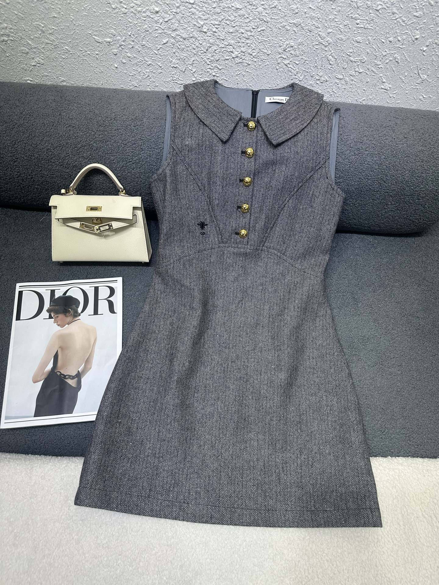 NO:841557,Dior*2026 new summer sleeveless dress. Classic little bee embroidery embellishment on the waist. Zipper design on the back. Pinch waist design to slim the waist and make it full of sophistication. Monochrome SML,,dior,skirts,19860909Dior*2026夏季新款无袖连衣裙 腰部处经典小蜜蜂刺绣点缀装饰 后背做拉链设计 腰部做掐腰设计收腰显瘦精致感十足 单色SML,,dior,skirts,,Women's clothing
