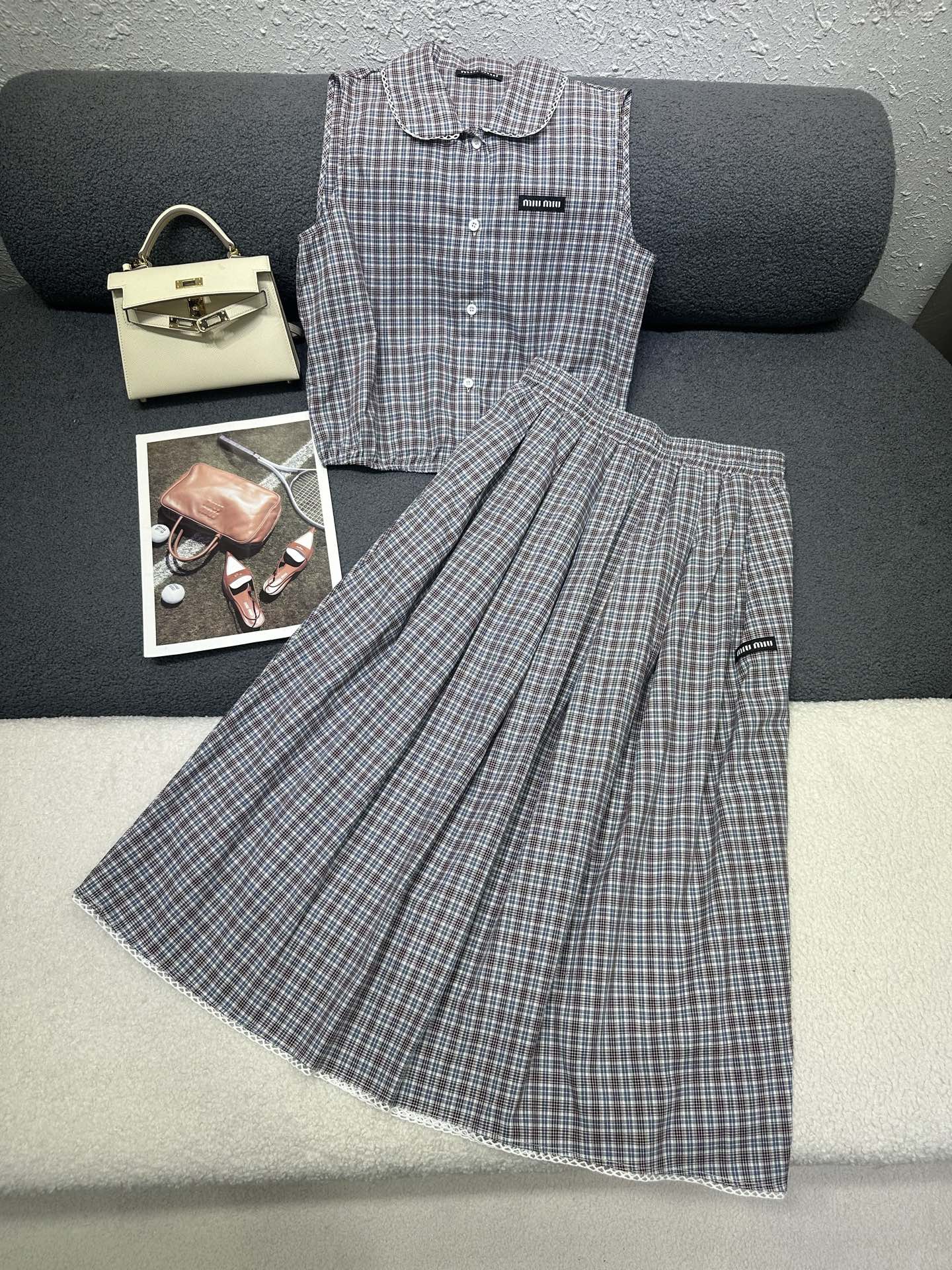 NO:841586,MiuMiu*/26SS lapel sleeveless top and skirt suit/embellished with small letters on the chest/collar lace design/casual and fashionable/three-dimensional tailoring version/high quality/monochrome SML,,miumiu,skirts,19860909MiuMiu*/26SS翻领无袖上衣半裙套装/胸前字母小标点缀/领口拼花边设计/休闲又时髦/立体剪裁版型/高品质/单色SML,,miumiu,skirts,,Women's clothing
