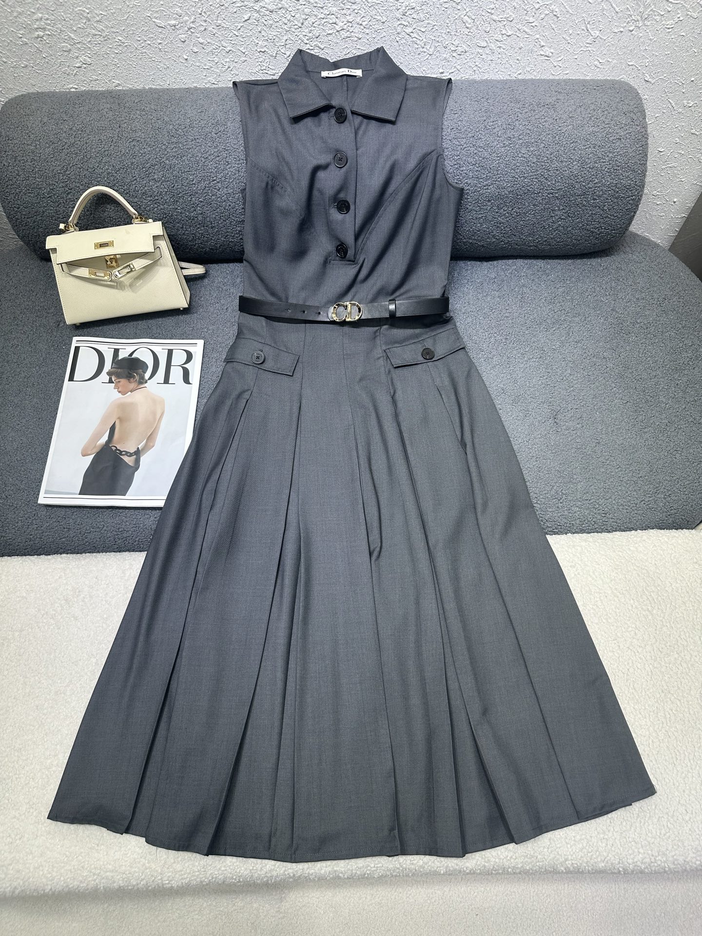 NO:841556,D's sleeveless dress is classic and stylish. It has its own aura. The fabric texture is very nice. It is fashionable and high-end. The color is super positive. The upper body is white and slim. It is matched with a belt. The length is just right and easy to control. Single color size SML, dior, skirts,19860909D家无袖连衣裙 经典又有型 自带气场 面料质感很奈斯 时髦又高级 颜色超级正 上身显白又显瘦 搭配腰带 长度恰到好处 轻松驾驭 单色尺码SML,,dior,skirts,,Women's clothing