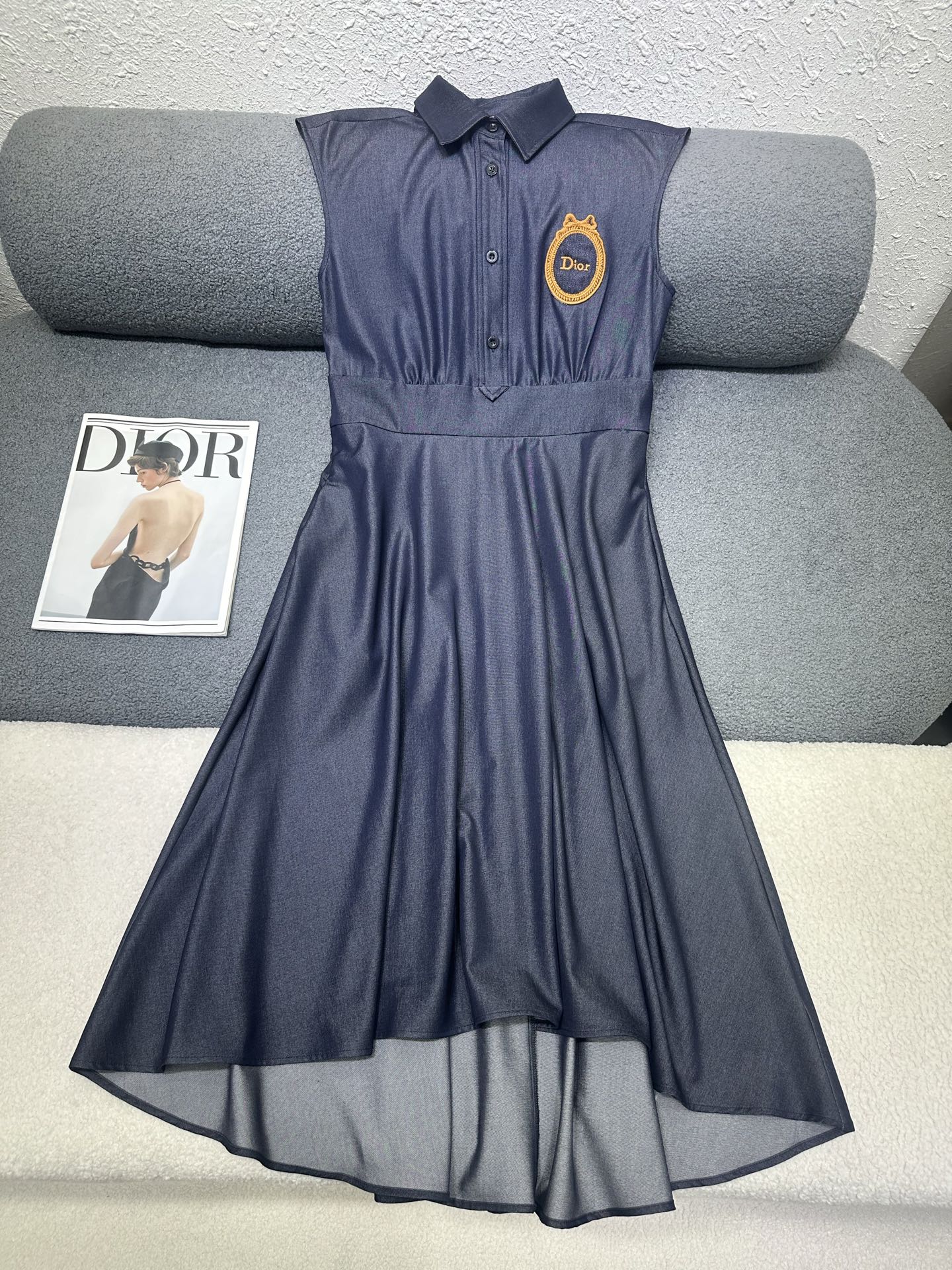 NO:842420,Dio*/26SS new sleeveless lapel dress with irregular skirt/letter badge decoration/temperament style/single color three codes SML,,dior,skirts,19860909Dio*/26SS新款无袖翻领连衣裙不规则裙摆/字母徽章装饰/气质款/单色三码SML,,dior,skirts,,Women's clothing