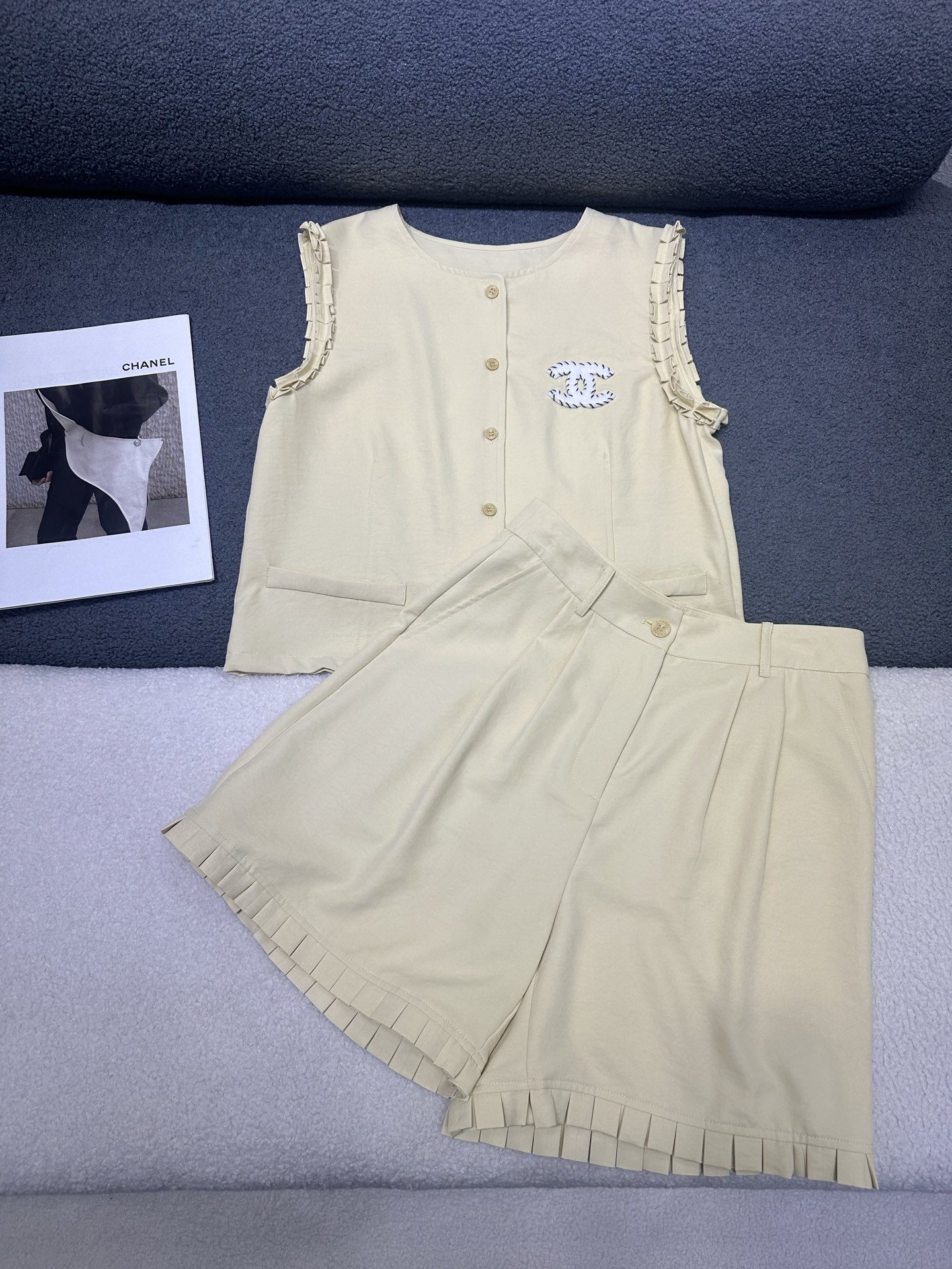 NO:842412,Chanel*2026 new summer suit, round neck sleeveless top and shorts, double C pattern patch embroidery decoration on the chest, pleated lace design on the cuffs/pant hem to increase the sense of layering, age-reducing and western style, light and comfortable fabric, two-color SML,,chanel,shorts,19860909Chanel*2026夏季新款套装 圆领无袖上衣短裤 胸前双C图案贴布绣装饰 袖口/裤子下摆拼接褶皱花边设计增加层次感 版型减龄洋气 面料轻薄舒适 两色SML,,chanel,shorts,,Women's clothing