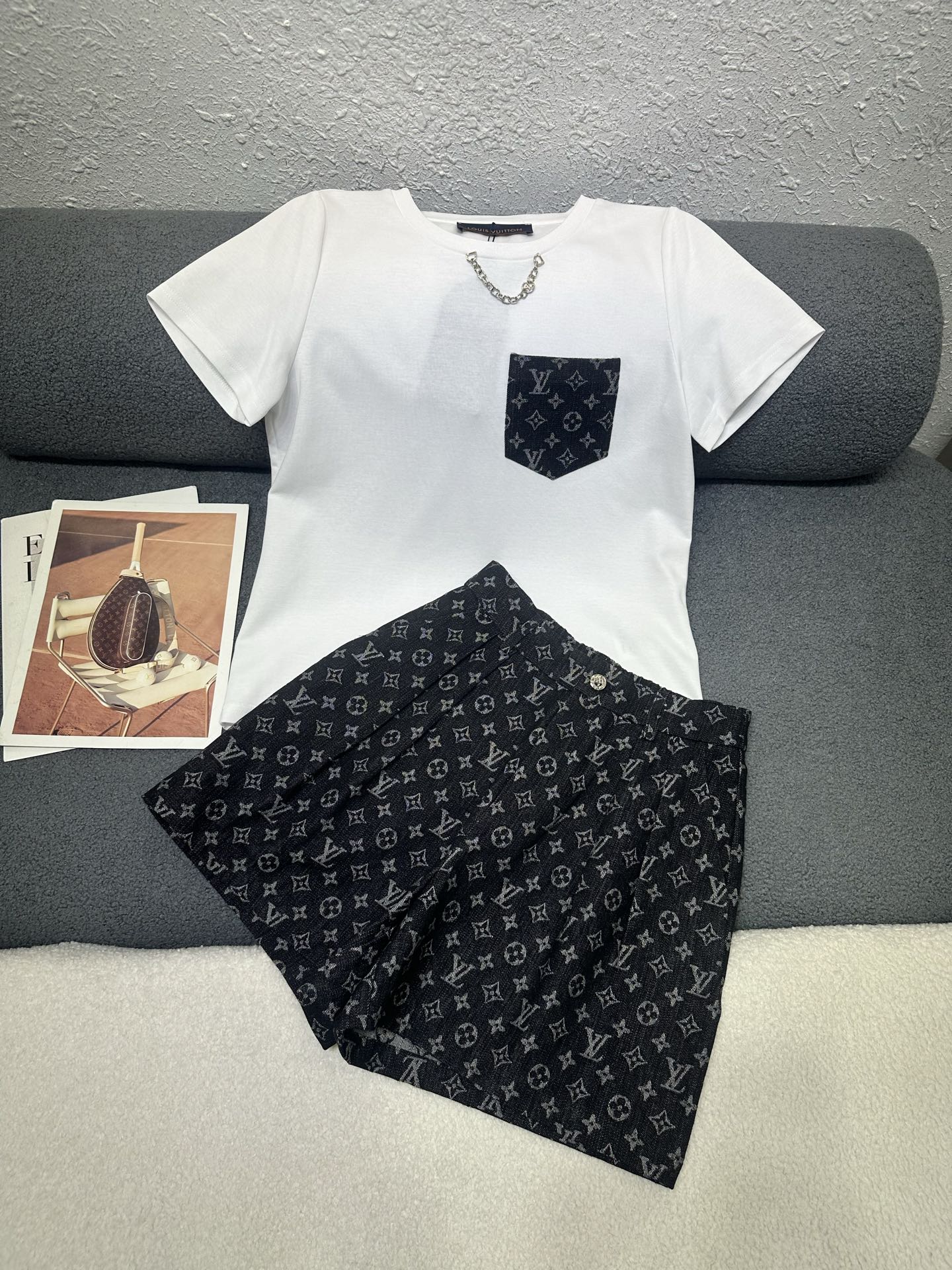 NO:843187,LouisVuitton*2026 new casual suit, simple T-shirt with presbyopic denim shorts, elastic design at the waist of the trousers, the denim fabric of the top pocket and the trousers fabric echo more coordinated and advanced, single color SML,, louis vuitton, shorts,19860909LouisVuitton*2026新款休闲套装,简约T桖搭配老花牛仔短裤,裤子腰后松紧设计,上衣口袋牛仔面料和裤子面料呼应更加协调高级,单色SML,,louis vuitton,shorts,,Women's clothing