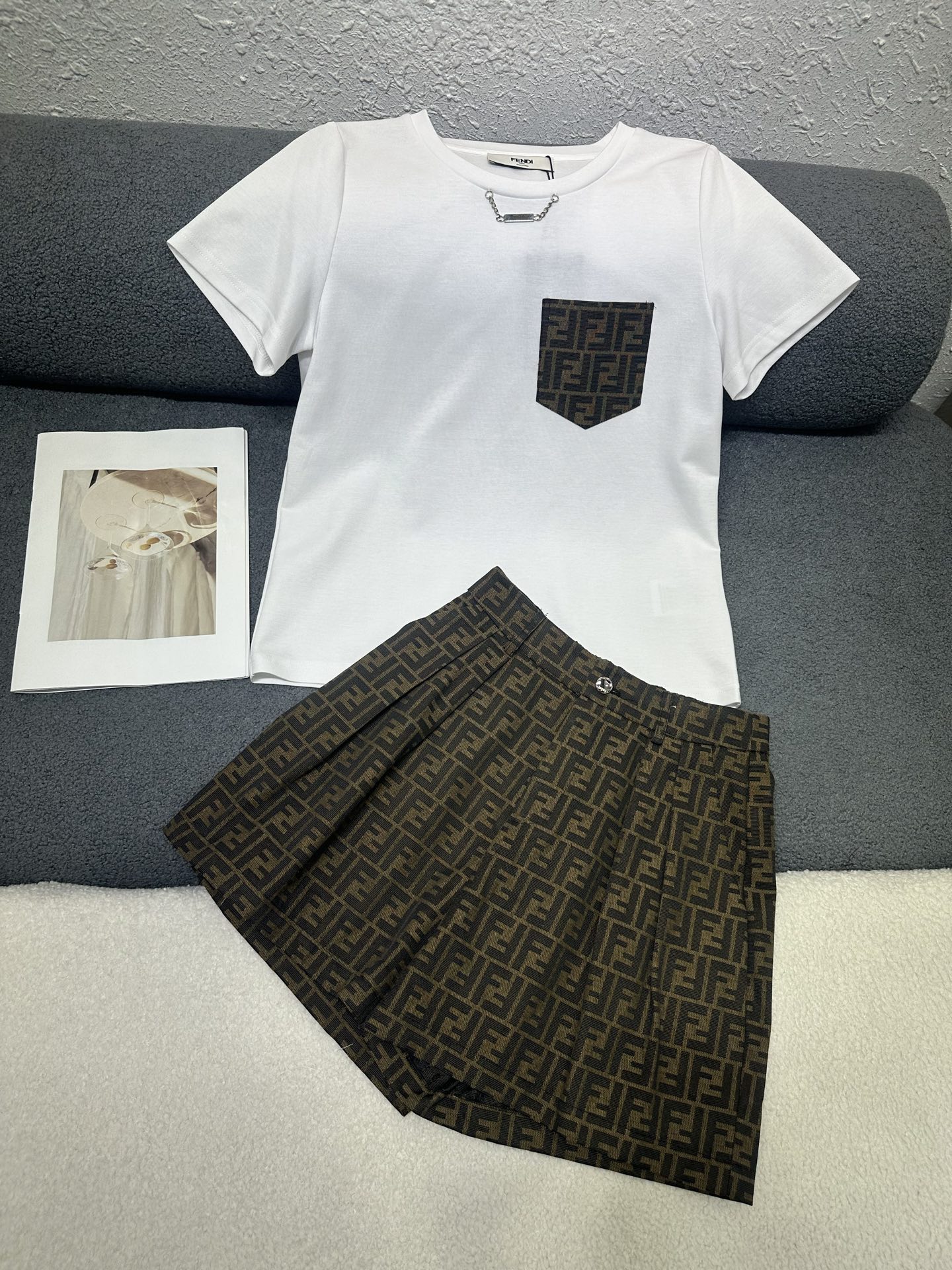 NO:843196,FENDI/2026 new casual suit, simple T-shirt with jacquard shorts, elastic design at the waist of the pants, the jacquard fabric of the top pocket echoes the fabric of the pants to be more coordinated and advanced, single color SML,,fendi,shorts,19860909FENDI/2026新款休闲套装,简约T桖搭配提花短裤,裤子腰后松紧设计,上衣口袋提花面料和裤子面料呼应更加协调高级,单色SML,,fendi,shorts,,Women's clothing