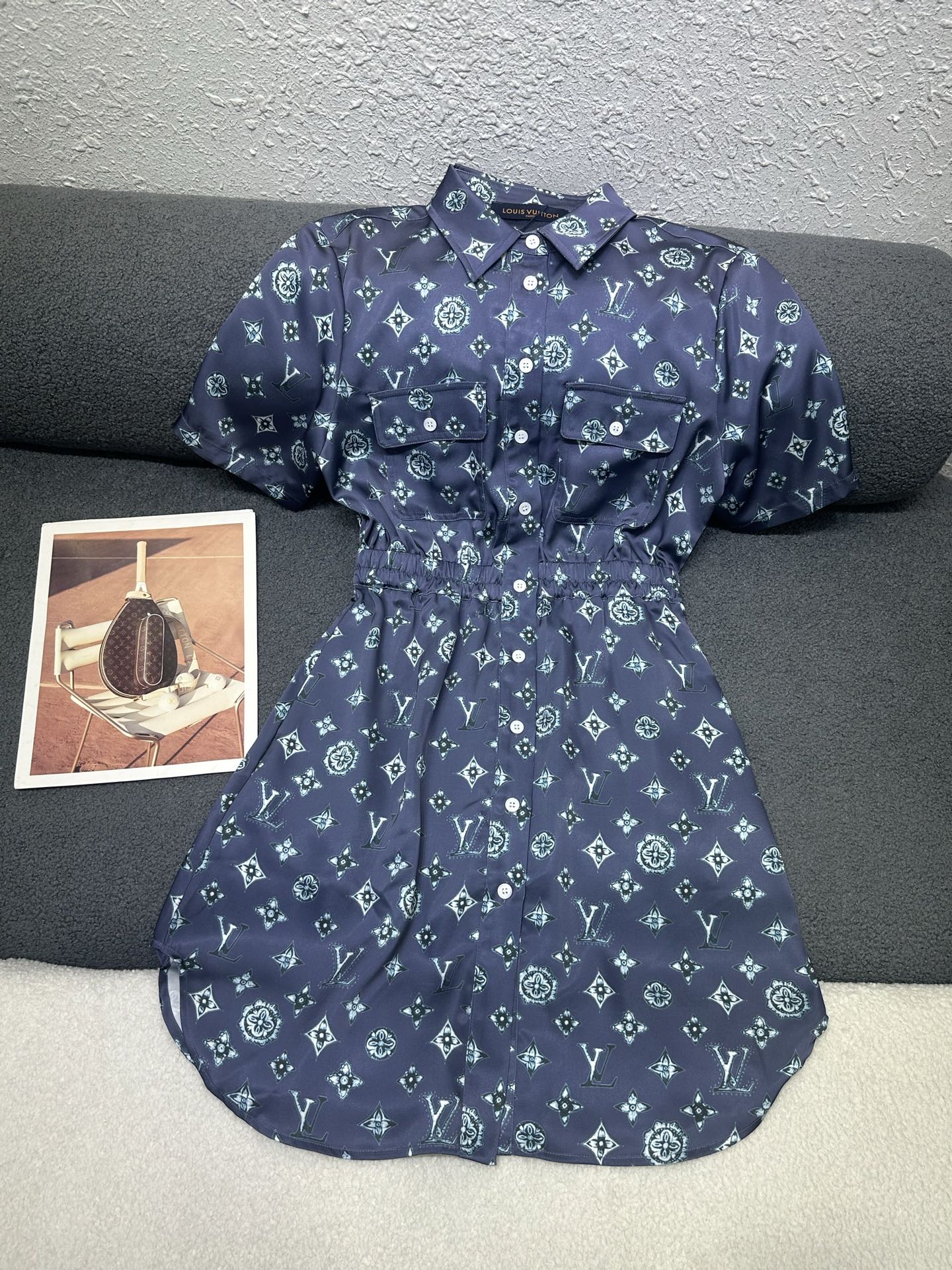 NO:843230,LouisVuitto*2026 new summer dress, lapel elastic waist shirt dress style, acetate fabric printing pattern high-end and elegant, 2 colors SML,, louis vuitton, skirts,19860909LouisVuitto*2026夏装新款连衣裙,翻领松紧腰衬衣裙版型,醋酸面料印花图案高端大气,2色SML,,louis vuitton,skirts,,Women's clothing
