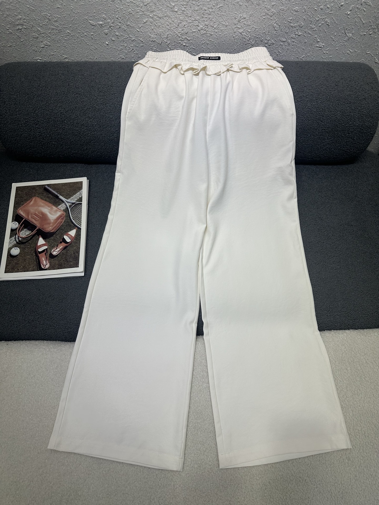 NO:843208,MiuMiu's new wide-leg trousers with small letter label decoration on the waistband/draping, high-end, casual/comfortable to wear, versatile and easy to wear, high quality, two colors, sizes SML,,miumiu,19860909MiuMiu 新款阔腿长裤腰头字母小标签装饰/垂坠感高级感休闲/穿着舒适 百搭不挑人穿 高品质 两色 尺码SML,,miumiu,,Women's clothing