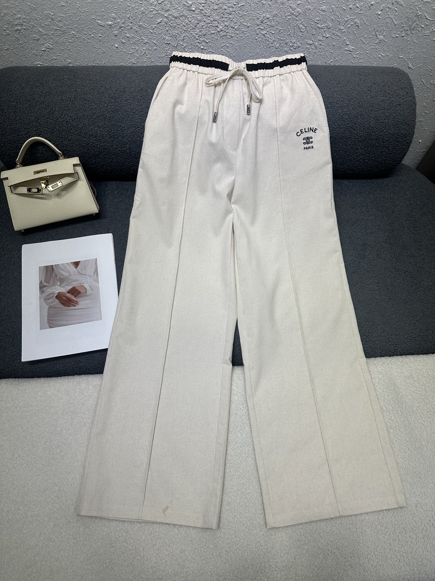 NO:843992,CELlNE *2026 new summer straight trousers. The striped fabric is spliced ​​at the waist to increase the sense of design. The letter logo is decorated with small labels on the back pocket. The fabric feels soft and comfortable. The version is simple and versatile. Three-color SML,,19860909CELlNE *2026夏季新款直筒长裤 腰头处拼接条纹面料增加设计感 后口袋处字母logo小标装饰 面料手感柔软舒适 版型简洁百搭 三色SML,,,Women's clothing